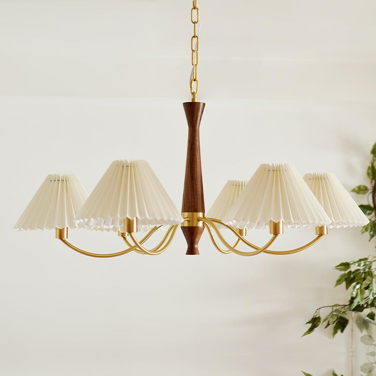 Calivine Kronleuchter mit Falten und weißen Lampenschirmen im Mid-Century-Stil