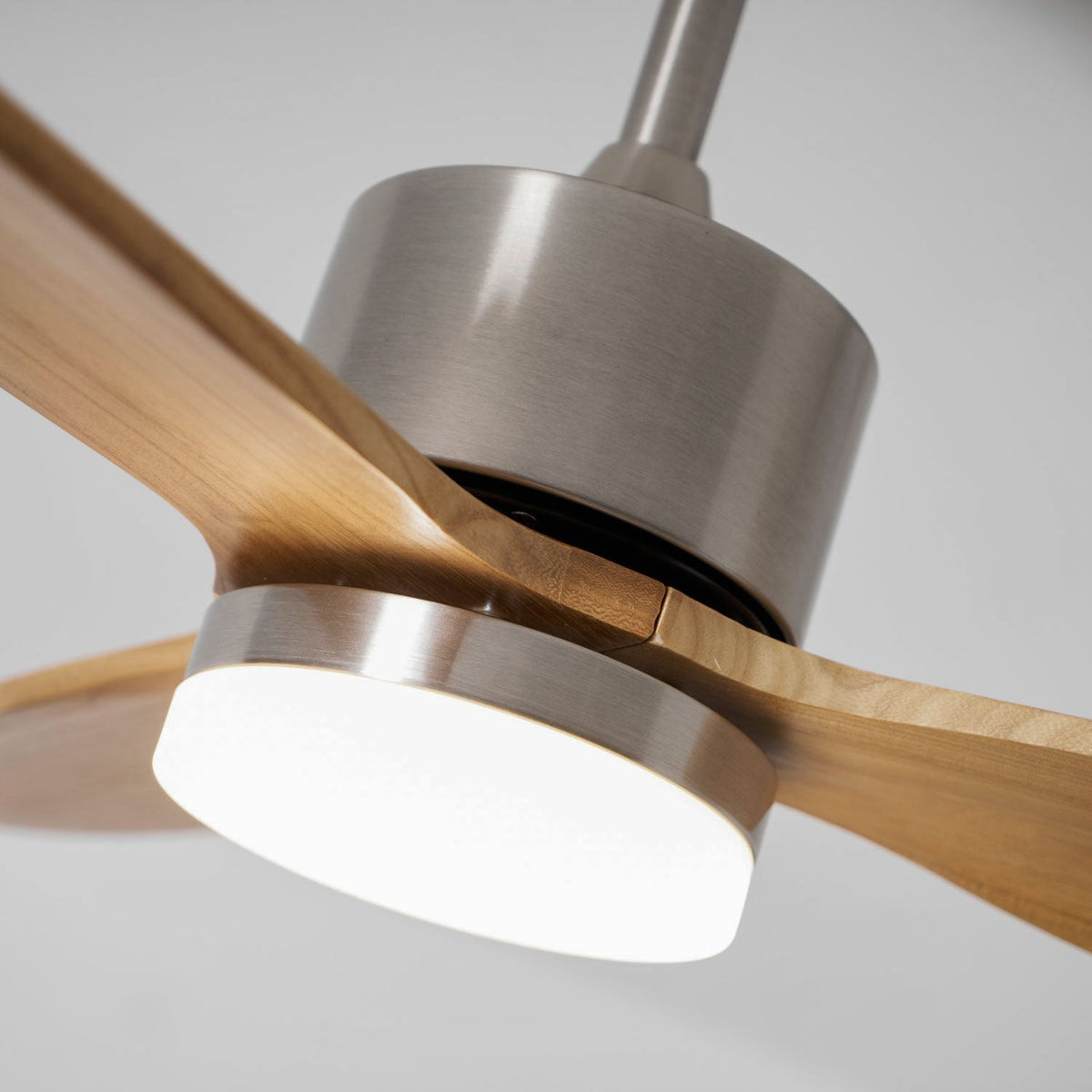 HushGlow Deckenventilator mit Beleuchtung