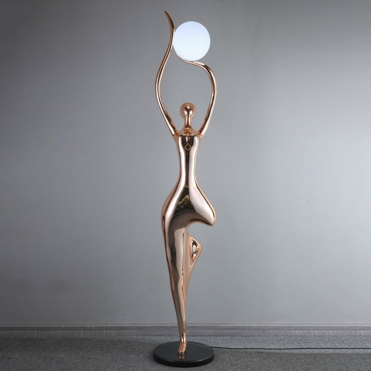 Emiryra Stehleuchte aus Gold in Skulpturenform