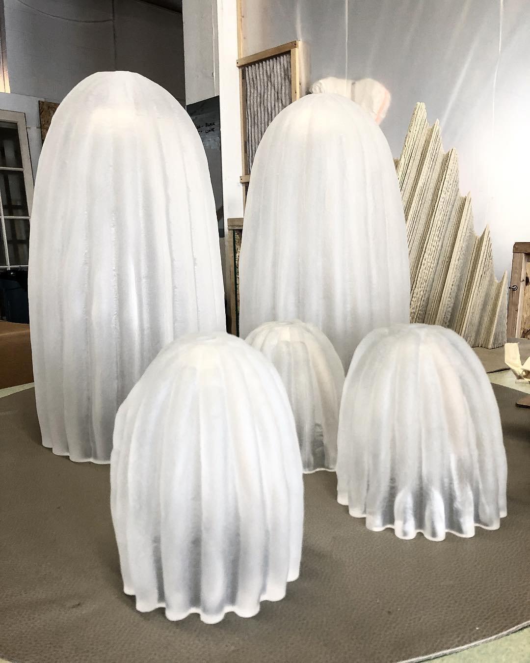 Soreny Kunstharz-Tischleuchte in Kieselsteinform