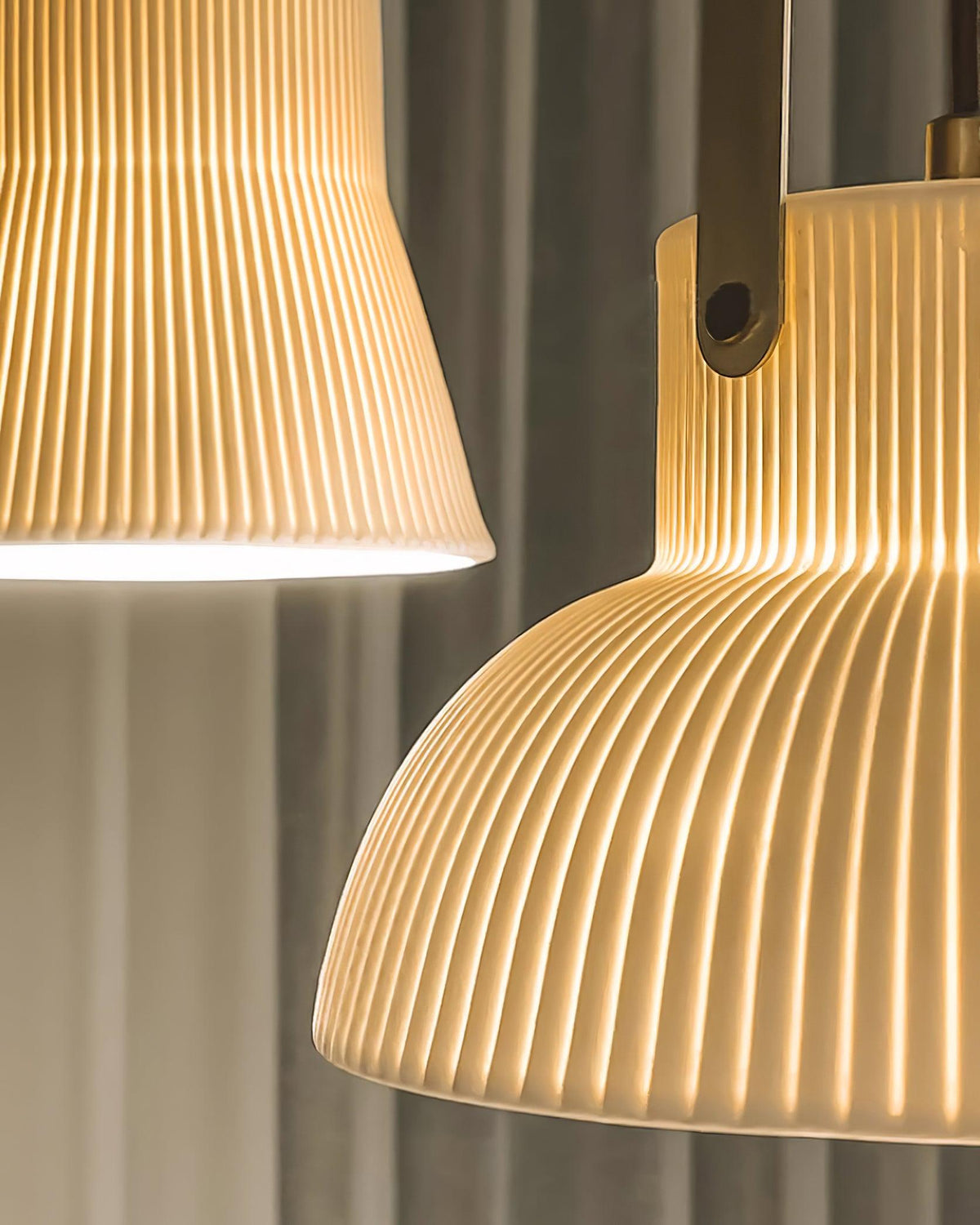Pendelleuchte Ribbed Weiß Keramik mit Messinggriff