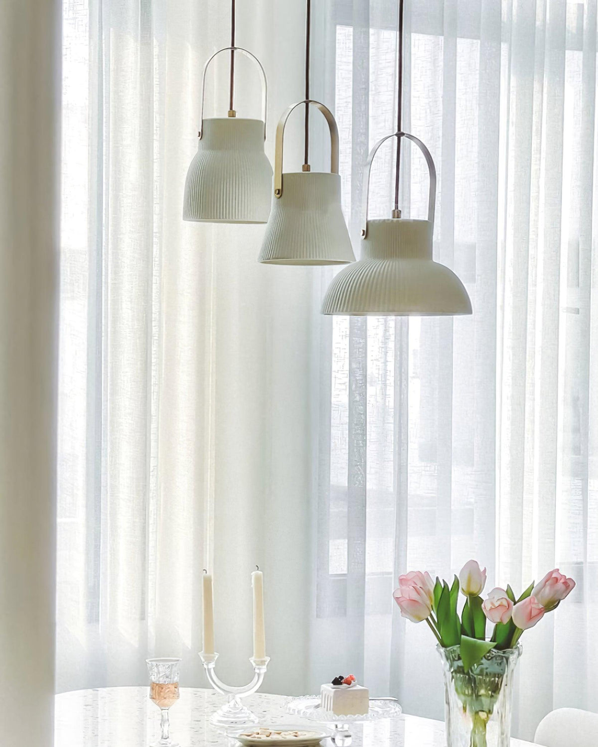 Pendelleuchte Ribbed Weiß Keramik mit Messinggriff
