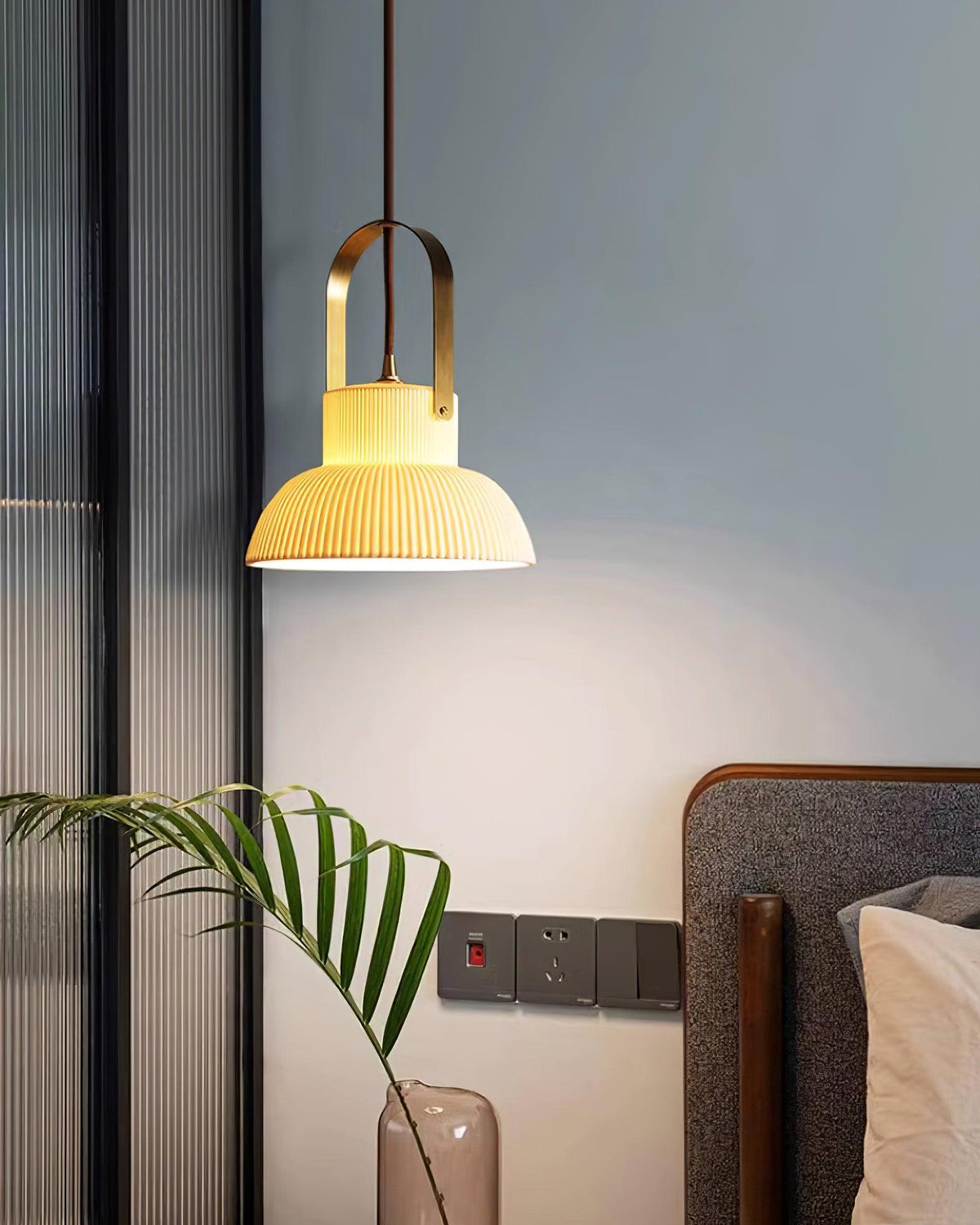 Pendelleuchte Ribbed Weiß Keramik mit Messinggriff