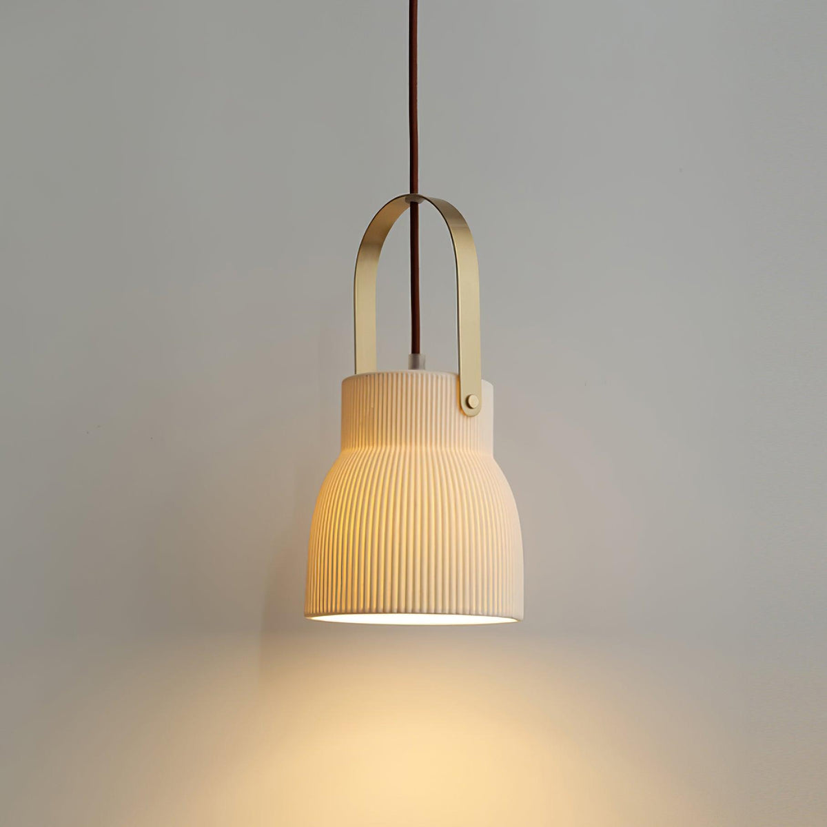 Pendelleuchte Ribbed Weiß Keramik mit Messinggriff