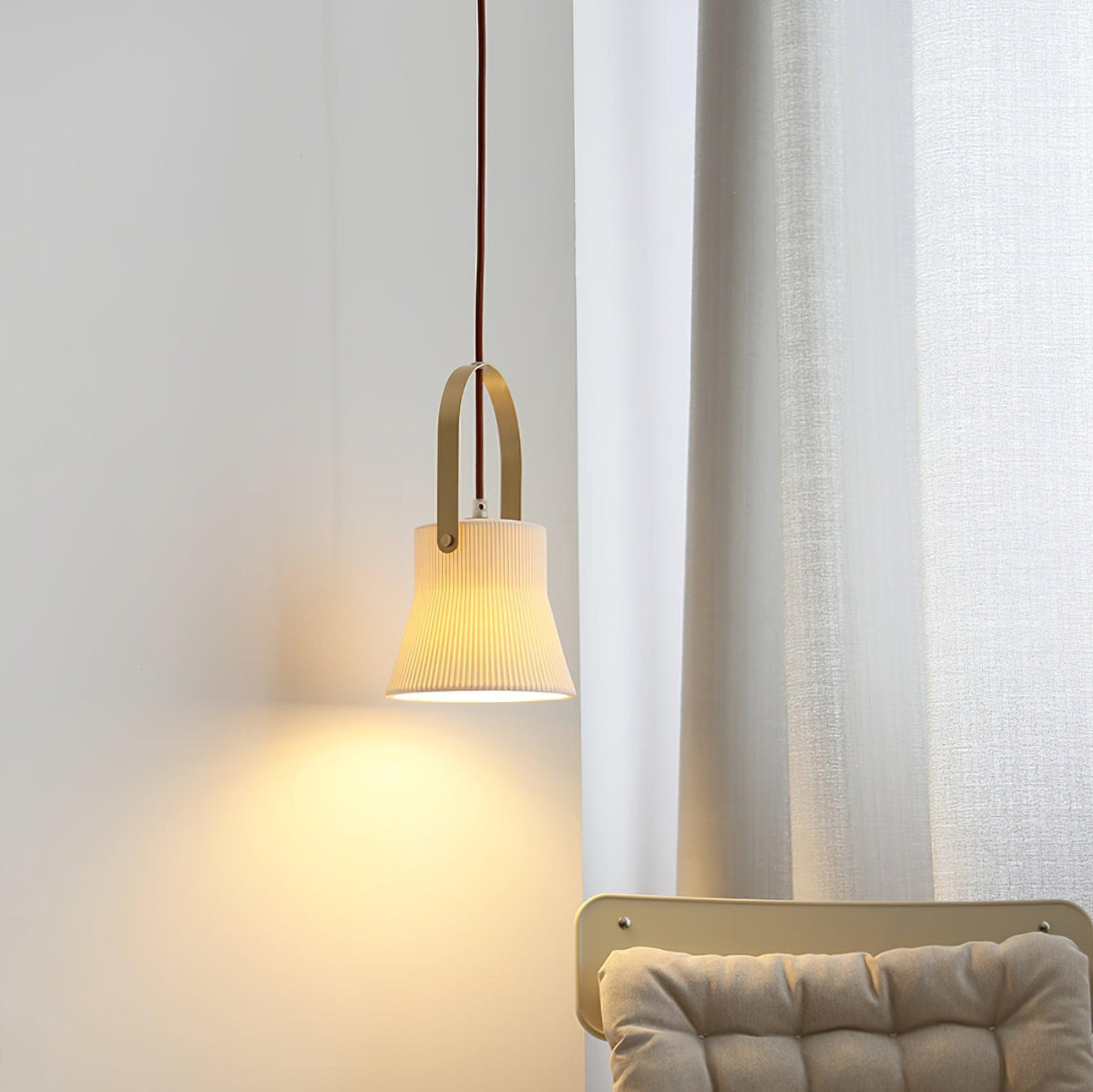 Pendelleuchte Ribbed Weiß Keramik mit Messinggriff