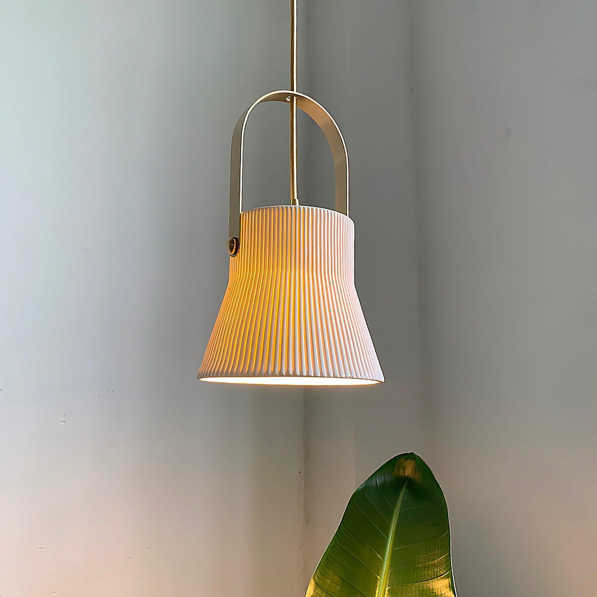 Pendelleuchte Ribbed Weiß Keramik mit Messinggriff