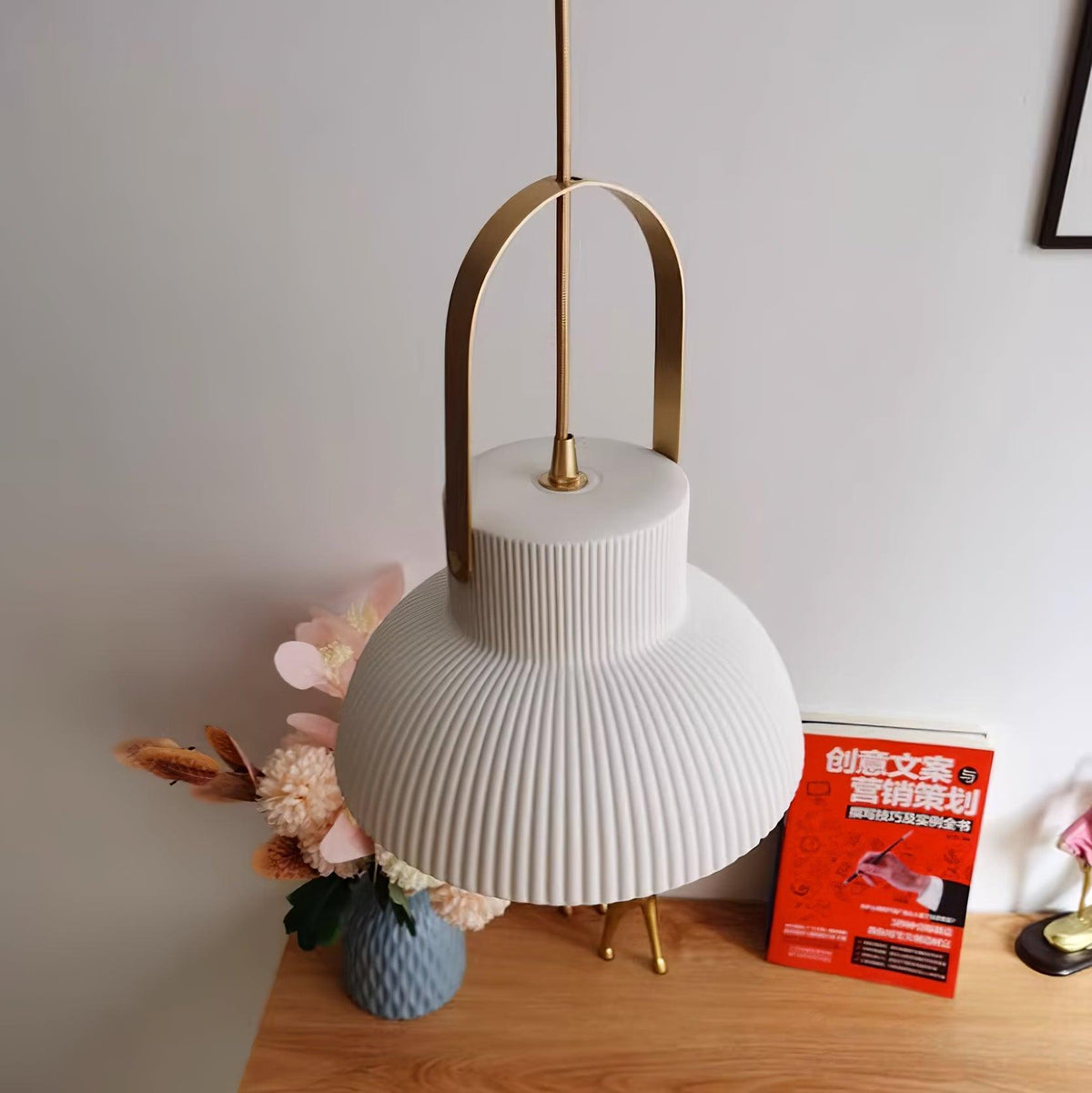 Pendelleuchte Ribbed Weiß Keramik mit Messinggriff