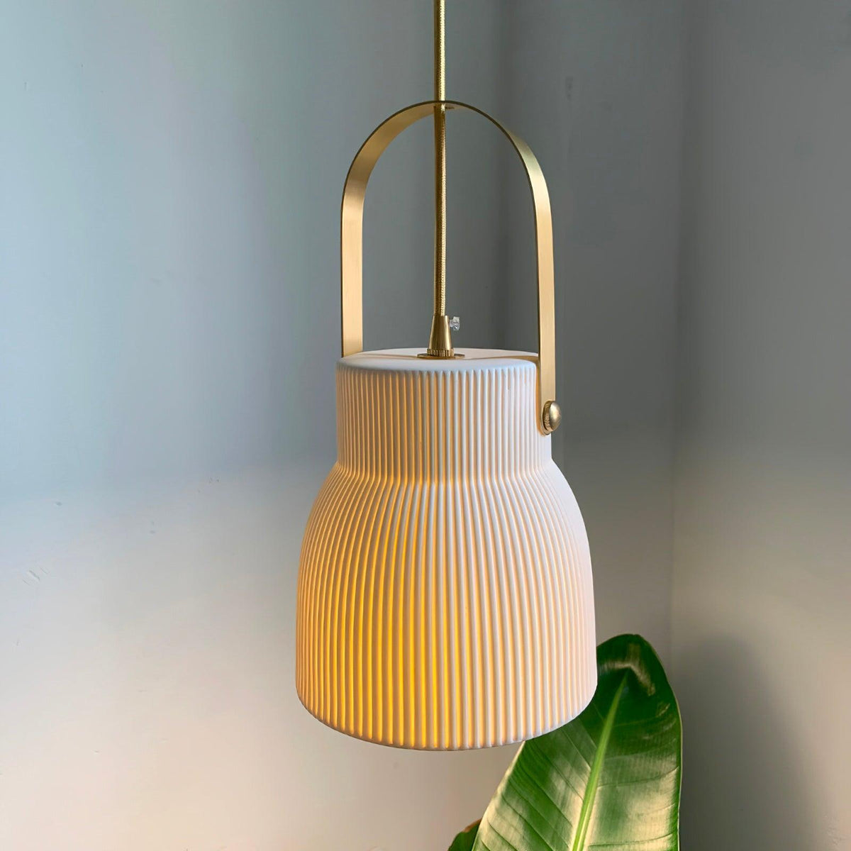 Pendelleuchte Ribbed Weiß Keramik mit Messinggriff