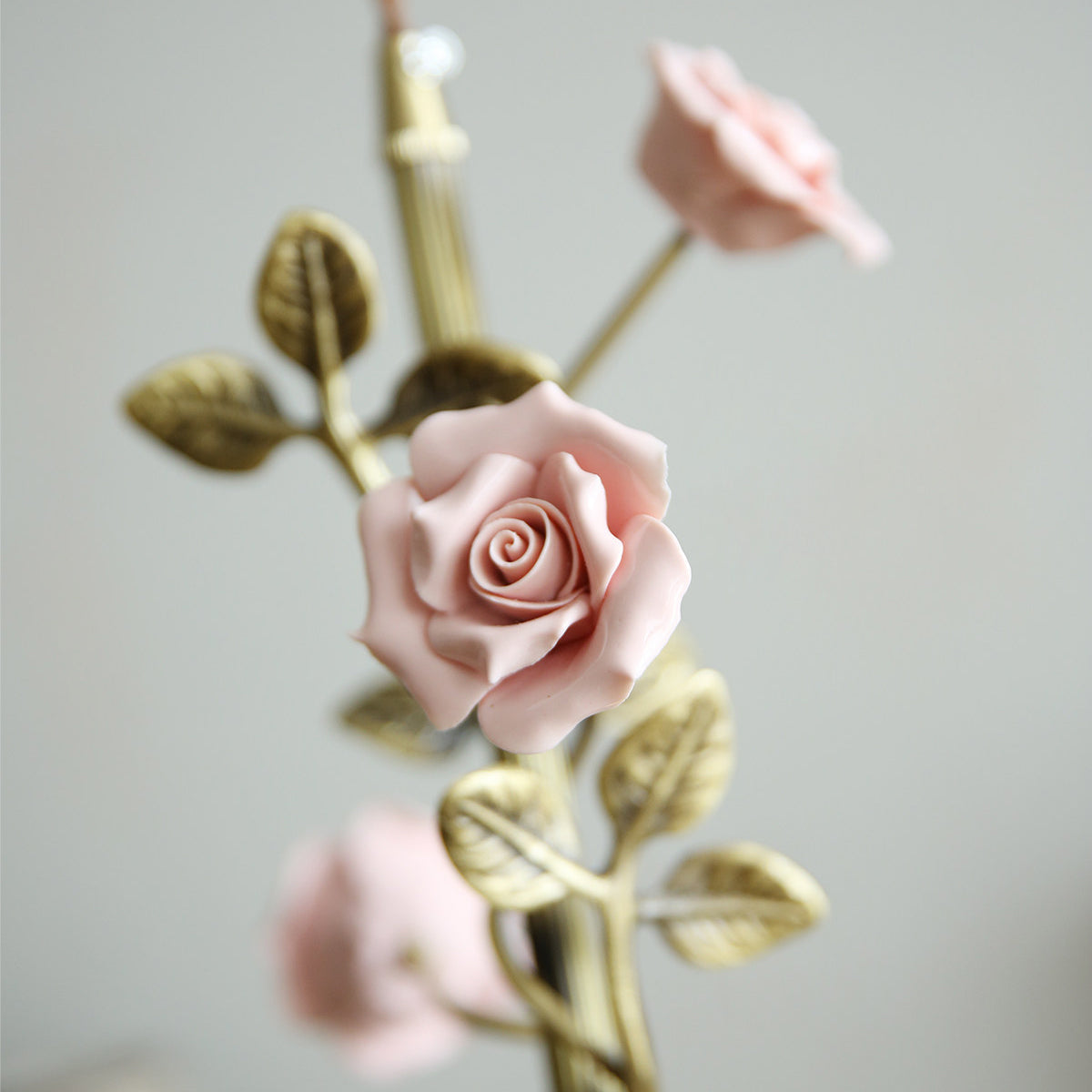 Avenoielle Pendelleuchte mit floraler Blumendekoration