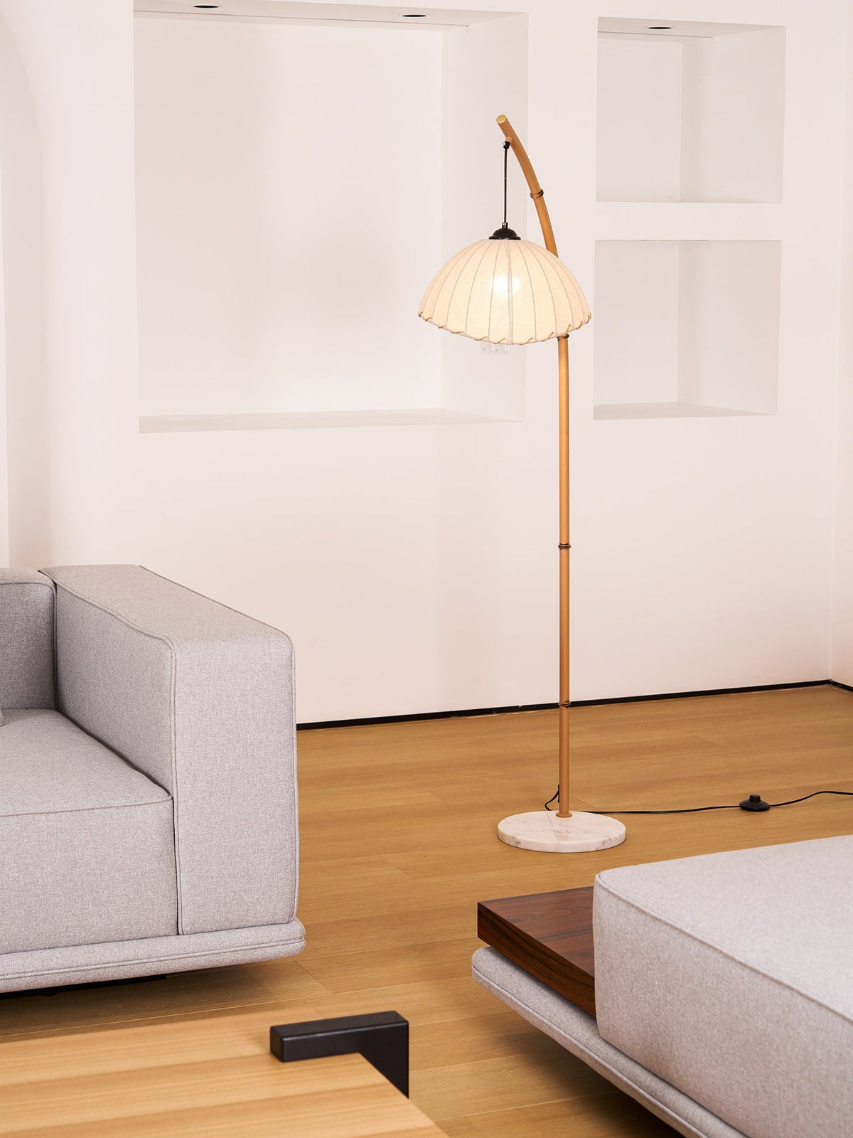 Liveno Minimalistische Stehleuchte aus Marmor