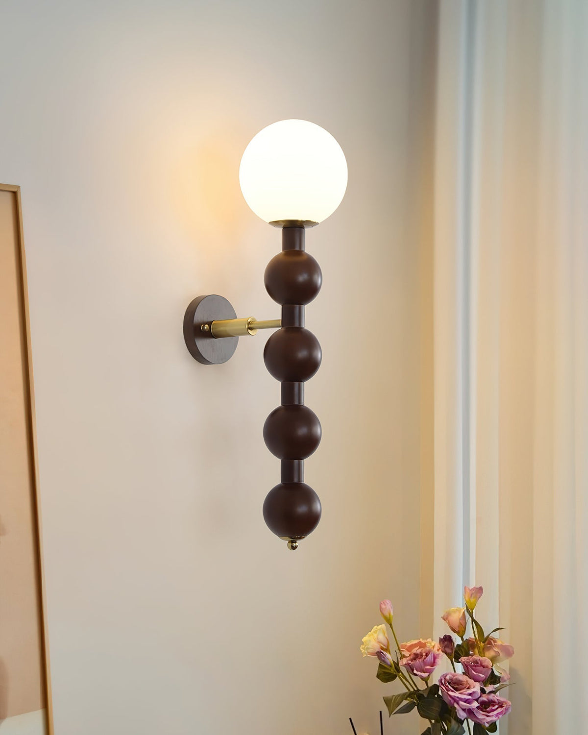 Wandleuchte Gourd aus Metall, Holz und Glas im modernen Stil