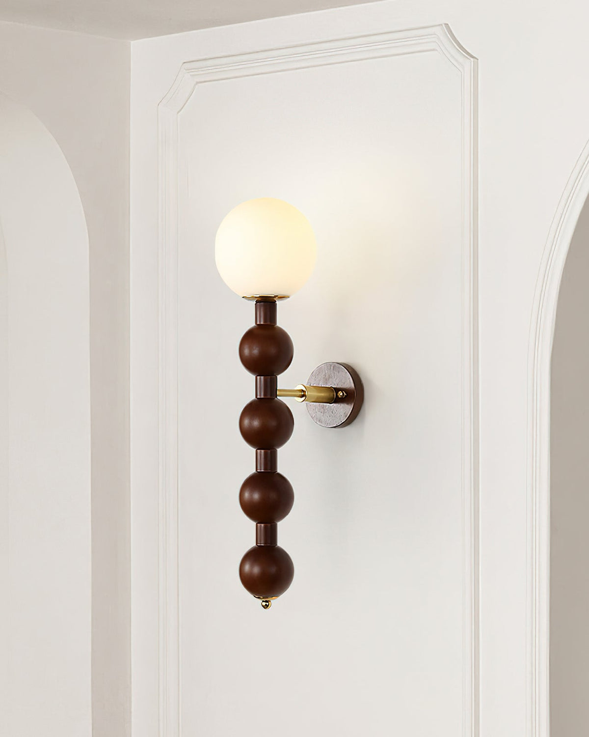 Wandleuchte Gourd aus Metall, Holz und Glas im modernen Stil