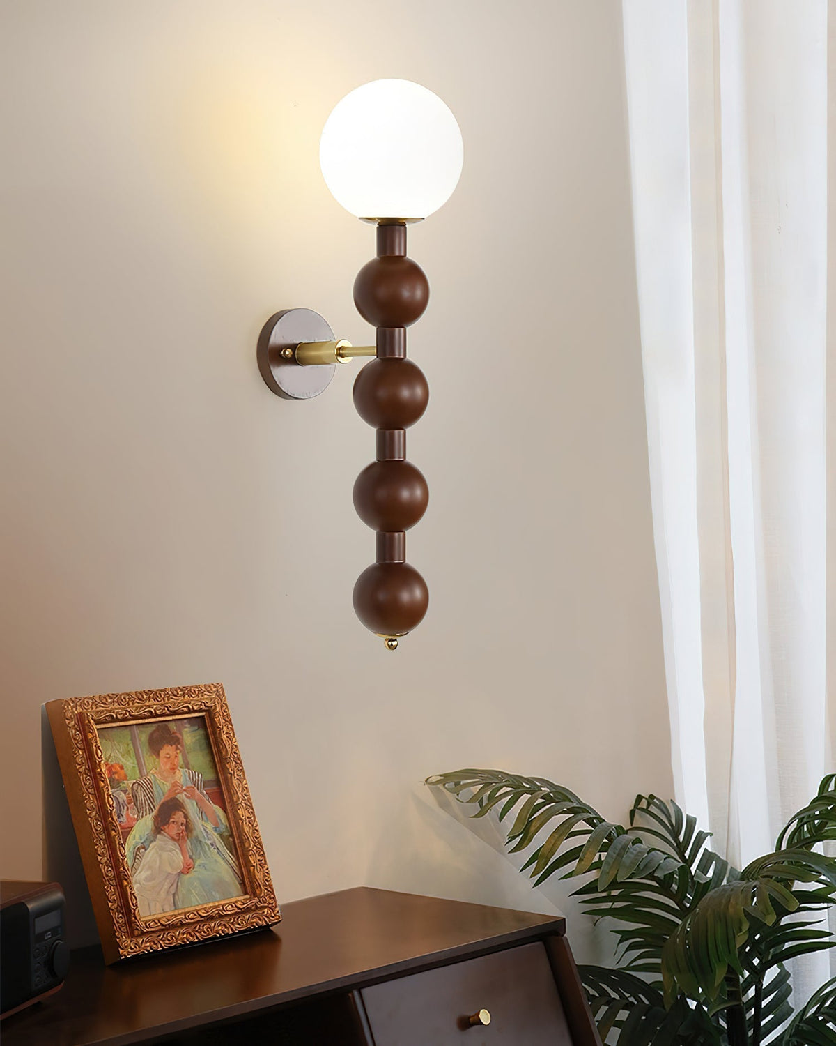 Wandleuchte Gourd aus Metall, Holz und Glas im modernen Stil