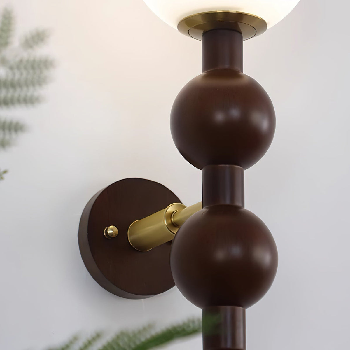 Wandleuchte Gourd aus Metall, Holz und Glas im modernen Stil