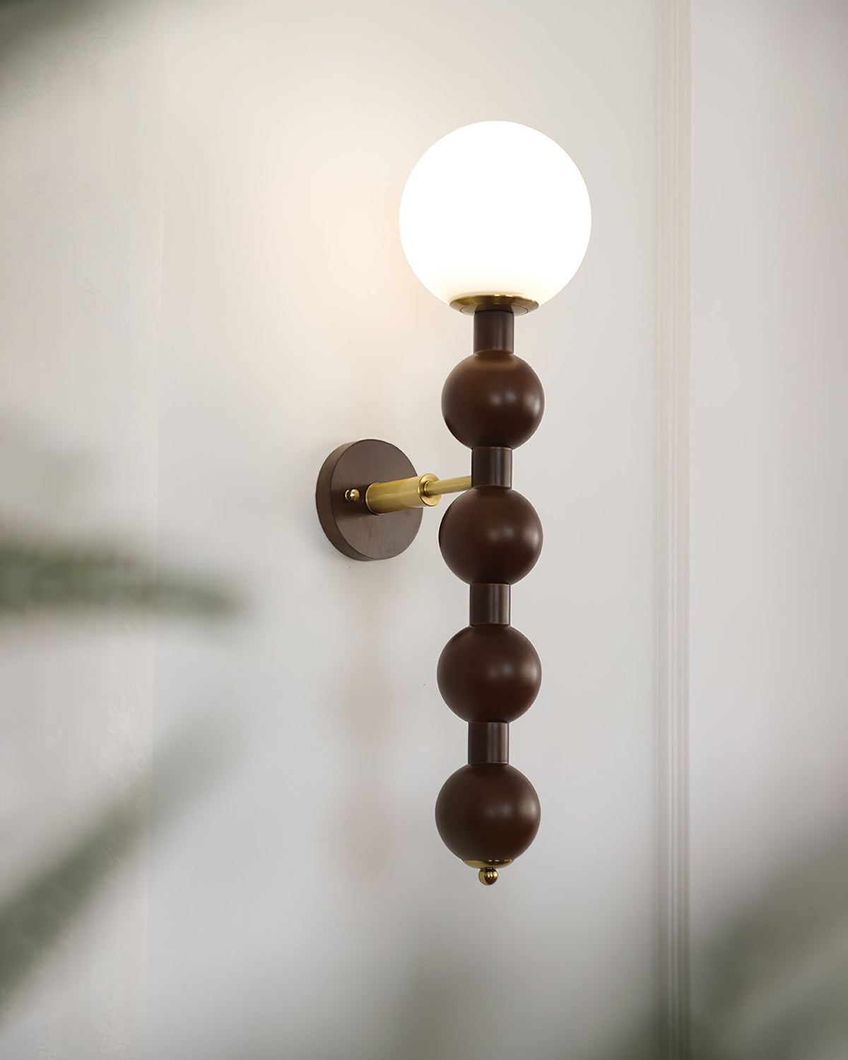 Wandleuchte Gourd aus Metall, Holz und Glas im modernen Stil