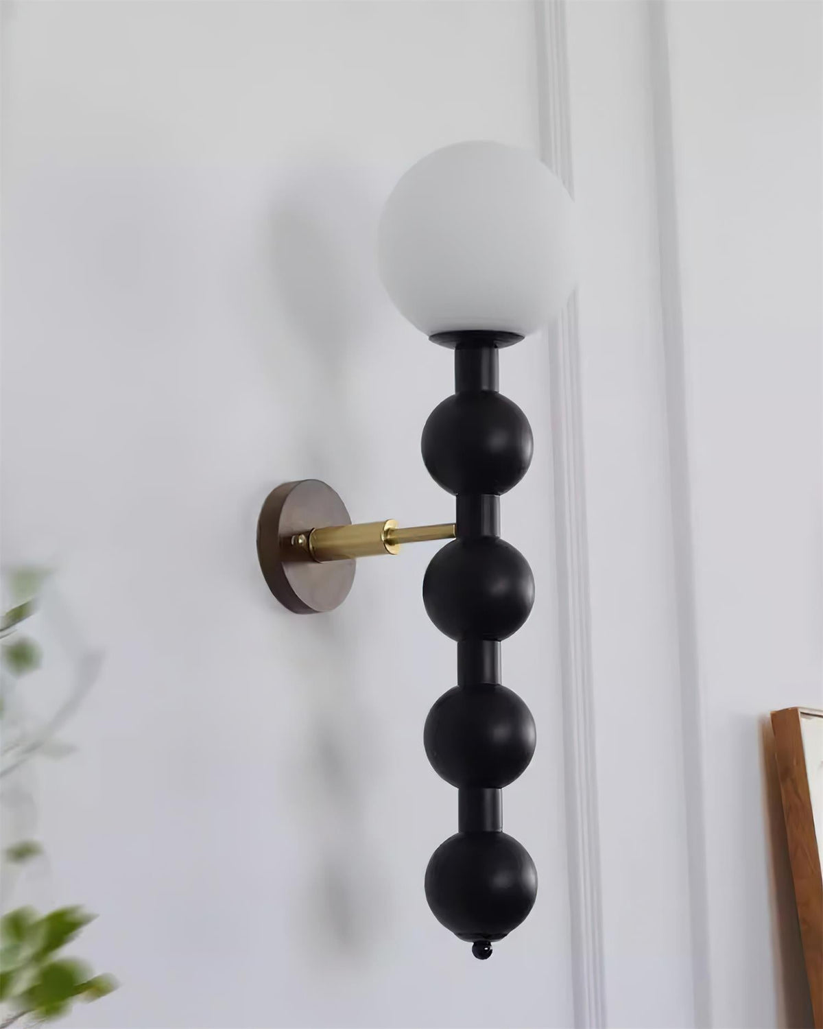 Wandleuchte Gourd aus Metall, Holz und Glas im modernen Stil