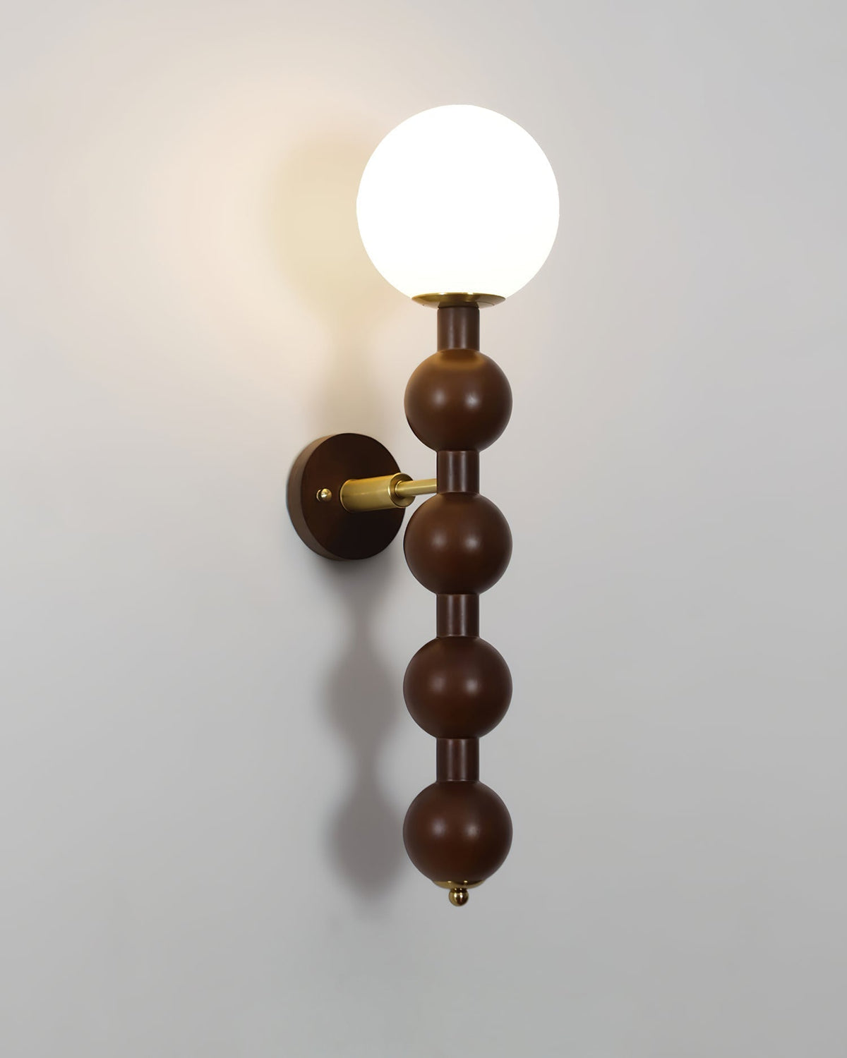 Wandleuchte Gourd aus Metall, Holz und Glas im modernen Stil
