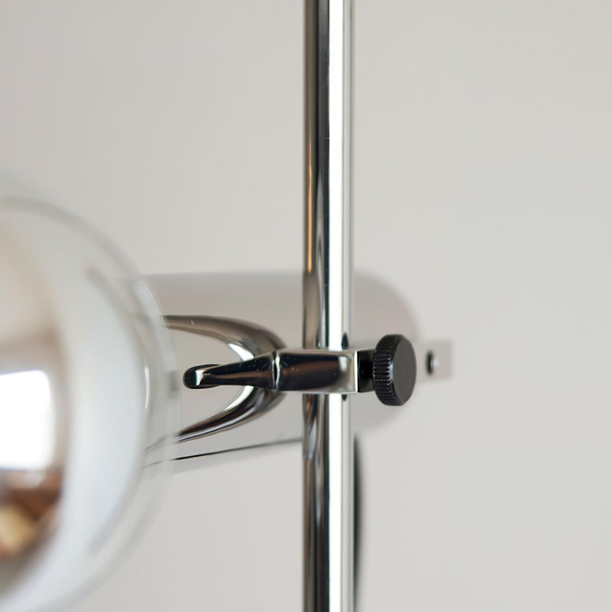 Orbital Industrielle Marmor-Stehleuchte mit Beigem Marmorsockel