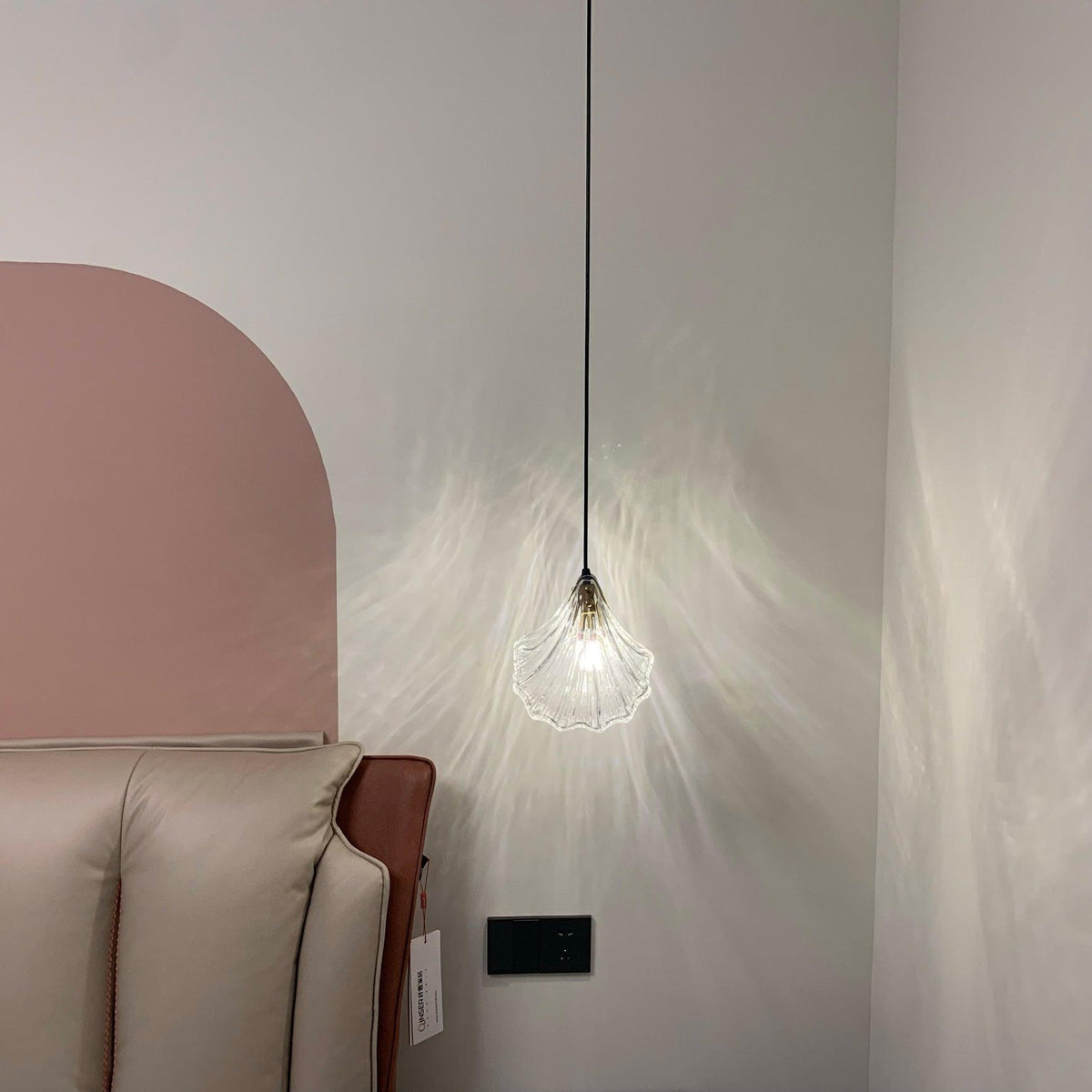 Veda Pendelleuchte aus Glas in Schalenform künstlerisch elegant