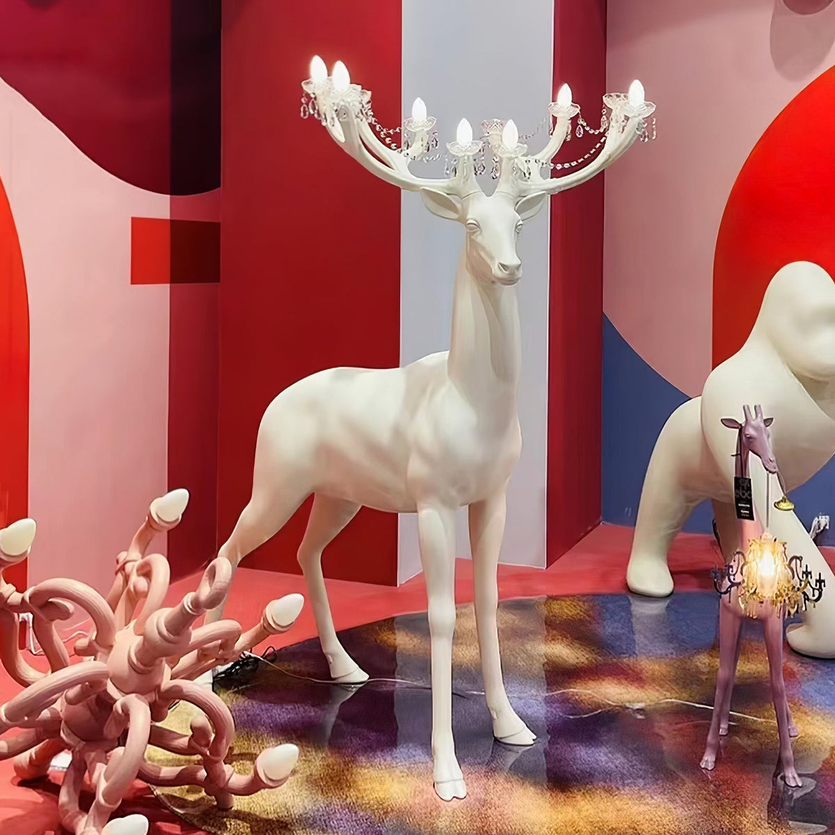 Veluaine Stehleuchte mit Hirschfigur – Spielend künstlerisch