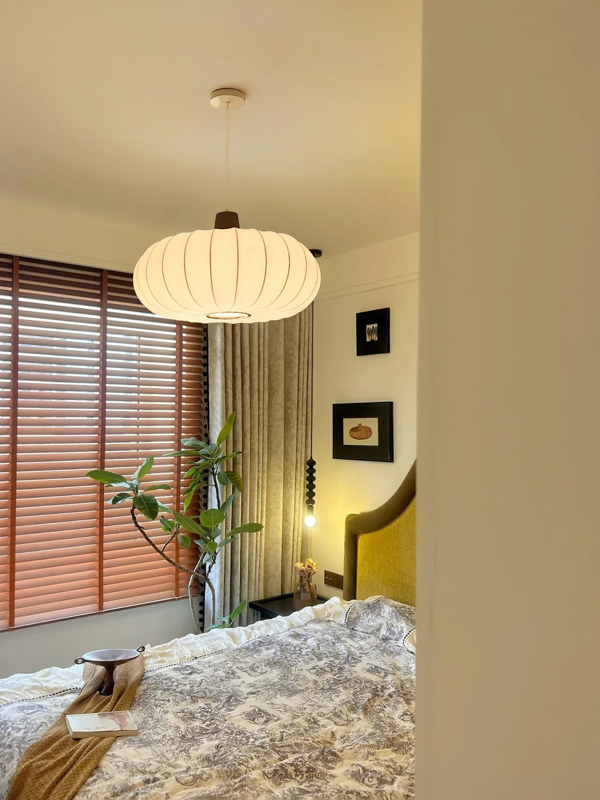 Aldeelia Pendelleuchte aus Seide und Holz im Retro-Stil