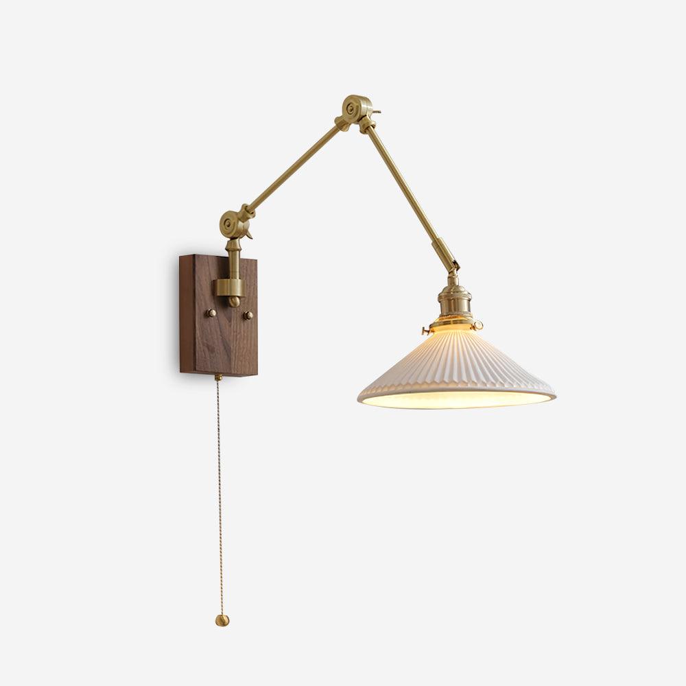 Wandleuchte mit verstellbarem Arm, gefalteter Schirm und Nussbaumfuß im Vintage-Stil