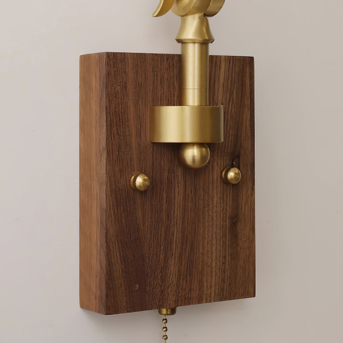 Wandleuchte mit verstellbarem Arm, gefalteter Schirm und Nussbaumfuß im Vintage-Stil
