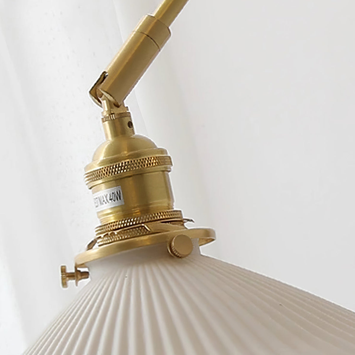 Wandleuchte mit verstellbarem Arm, gefalteter Schirm und Nussbaumfuß im Vintage-Stil