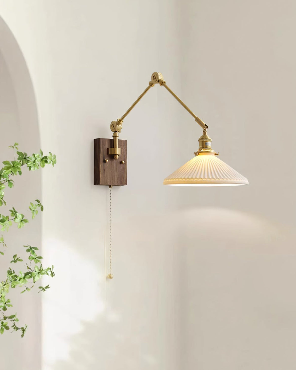 Wandleuchte mit verstellbarem Arm, gefalteter Schirm und Nussbaumfuß im Vintage-Stil