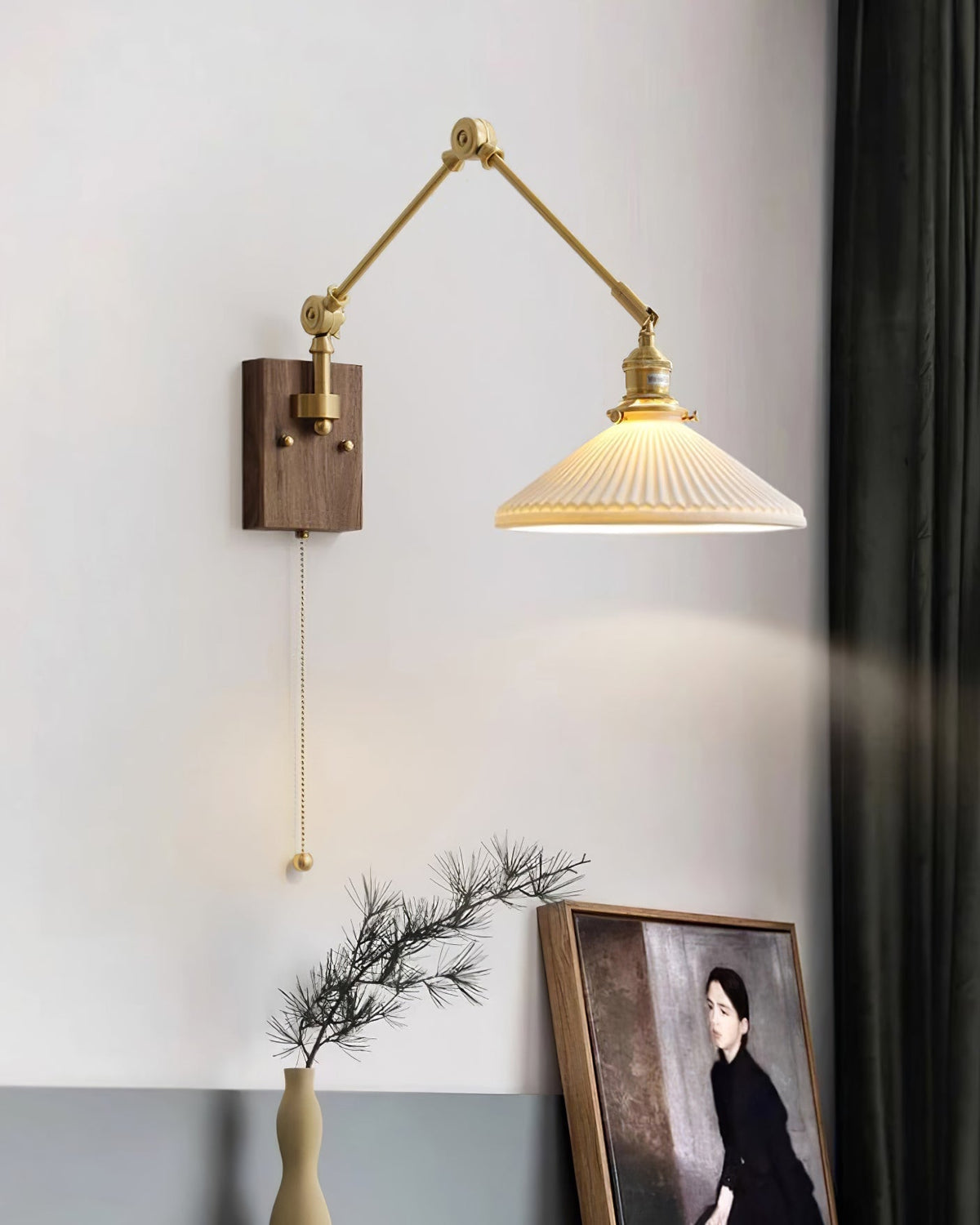 Wandleuchte mit verstellbarem Arm, gefalteter Schirm und Nussbaumfuß im Vintage-Stil