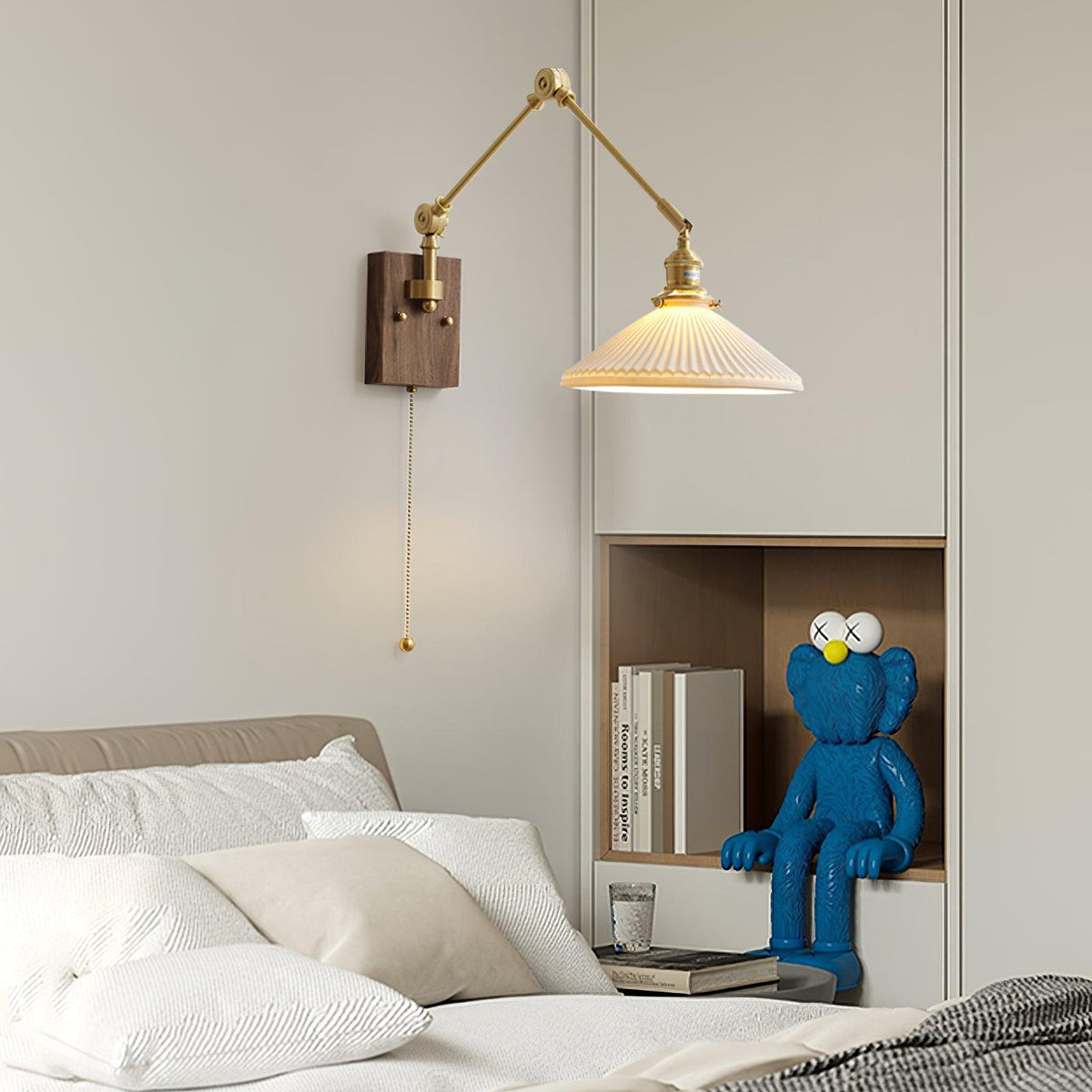 Wandleuchte mit verstellbarem Arm, gefalteter Schirm und Nussbaumfuß im Vintage-Stil