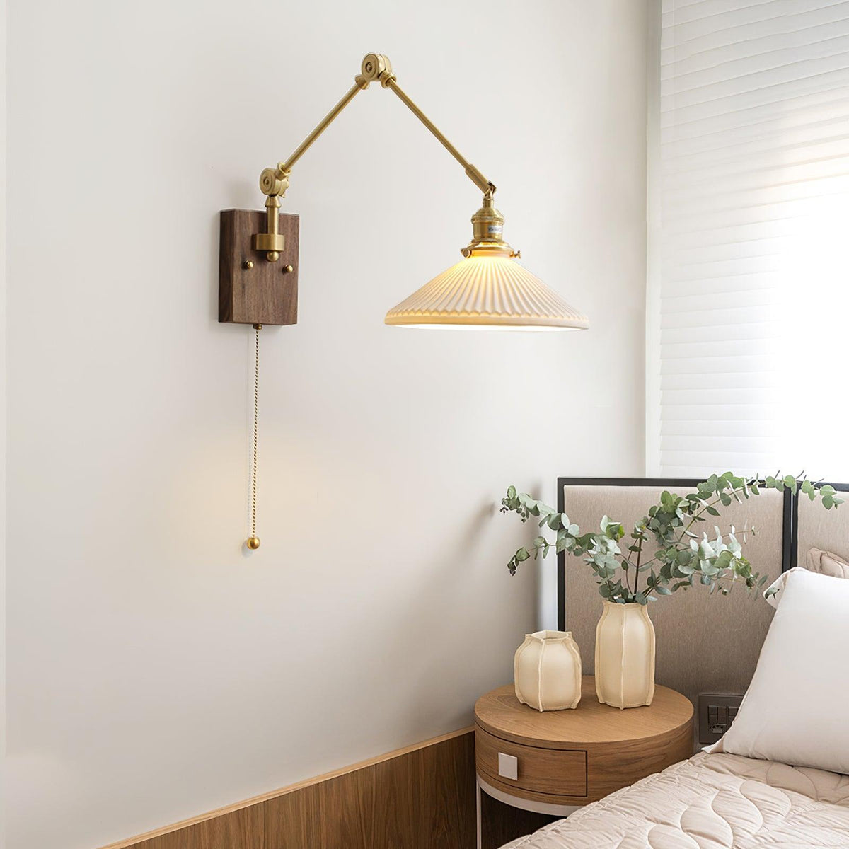 Wandleuchte mit verstellbarem Arm, gefalteter Schirm und Nussbaumfuß im Vintage-Stil