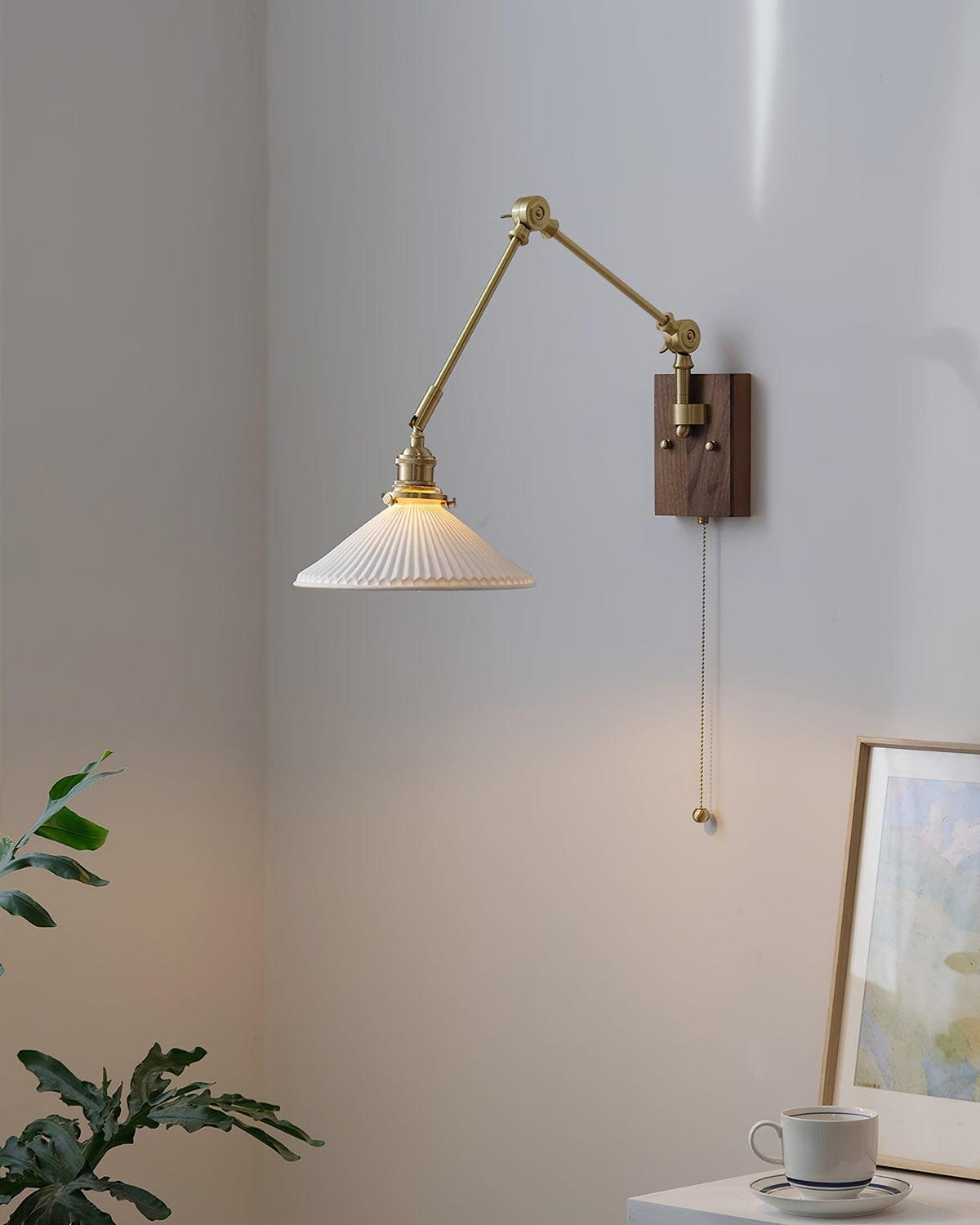 Wandleuchte mit verstellbarem Arm, gefalteter Schirm und Nussbaumfuß im Vintage-Stil