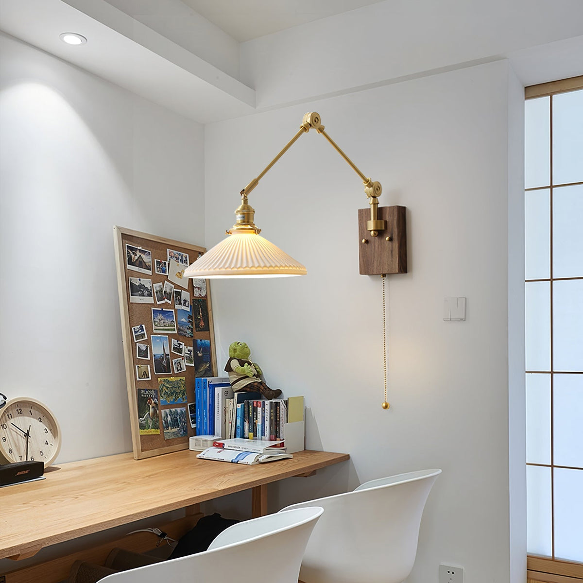 Wandleuchte mit verstellbarem Arm, gefalteter Schirm und Nussbaumfuß im Vintage-Stil