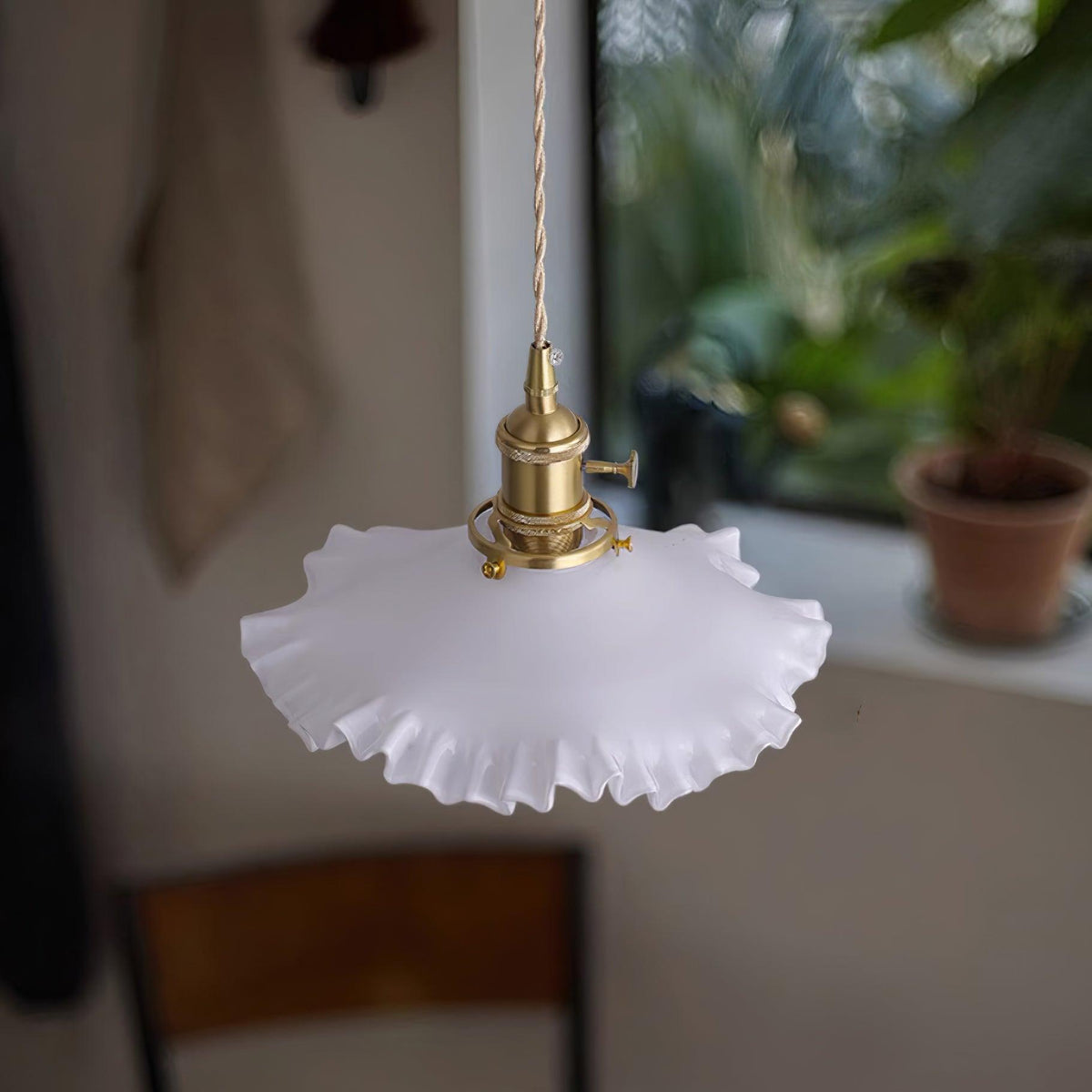 Pendelleuchte aus Glas mit Rüschenrand in Messingoptik
