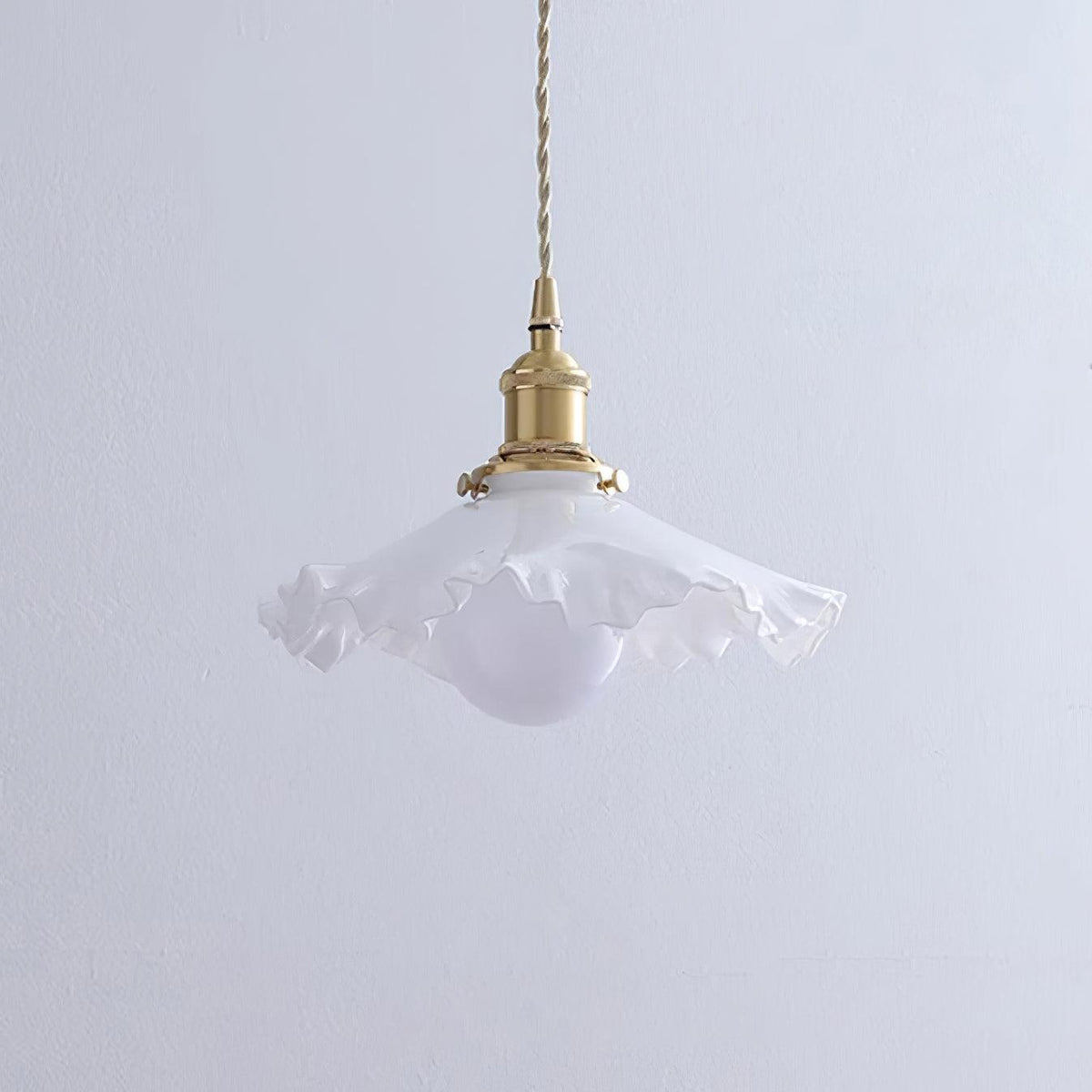 Pendelleuchte aus Glas mit Rüschenrand in Messingoptik