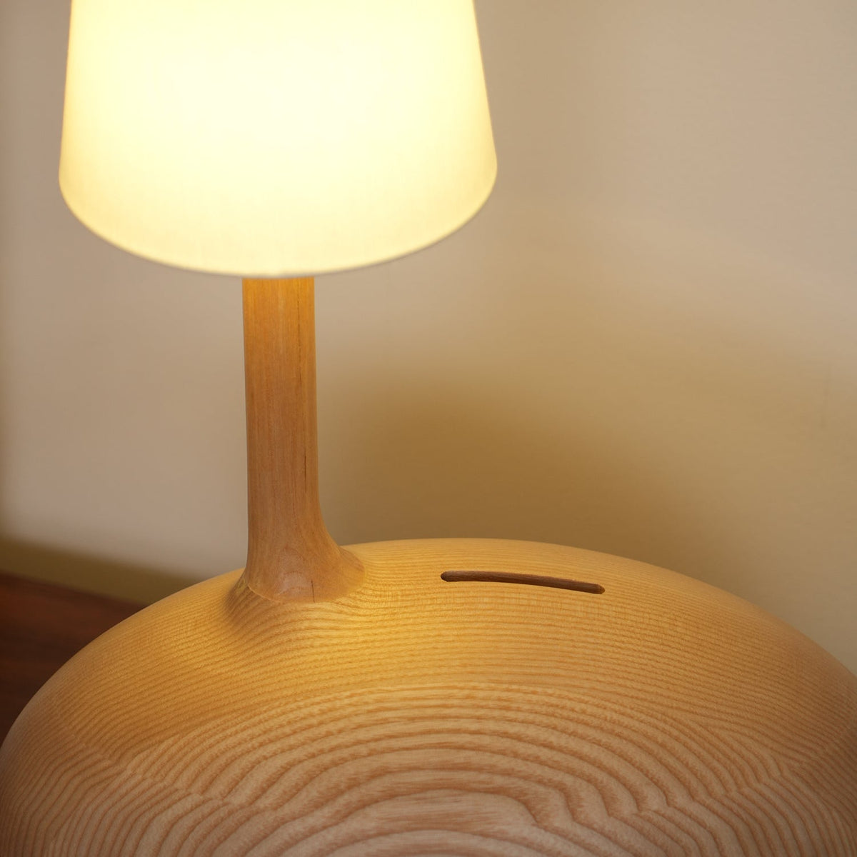 Brixten Tischleuchte aus Holz und Stoff
