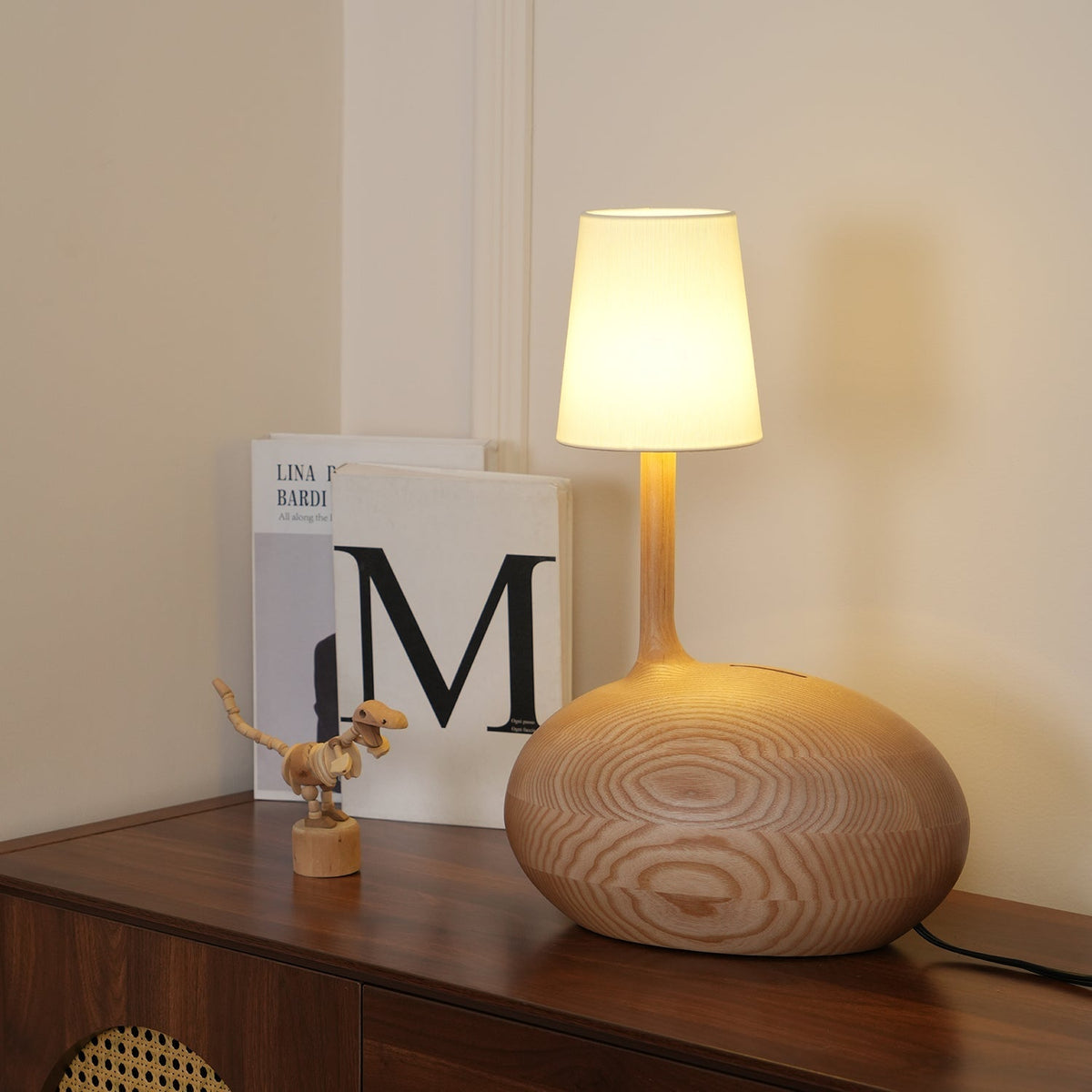 Brixten Tischleuchte aus Holz und Stoff