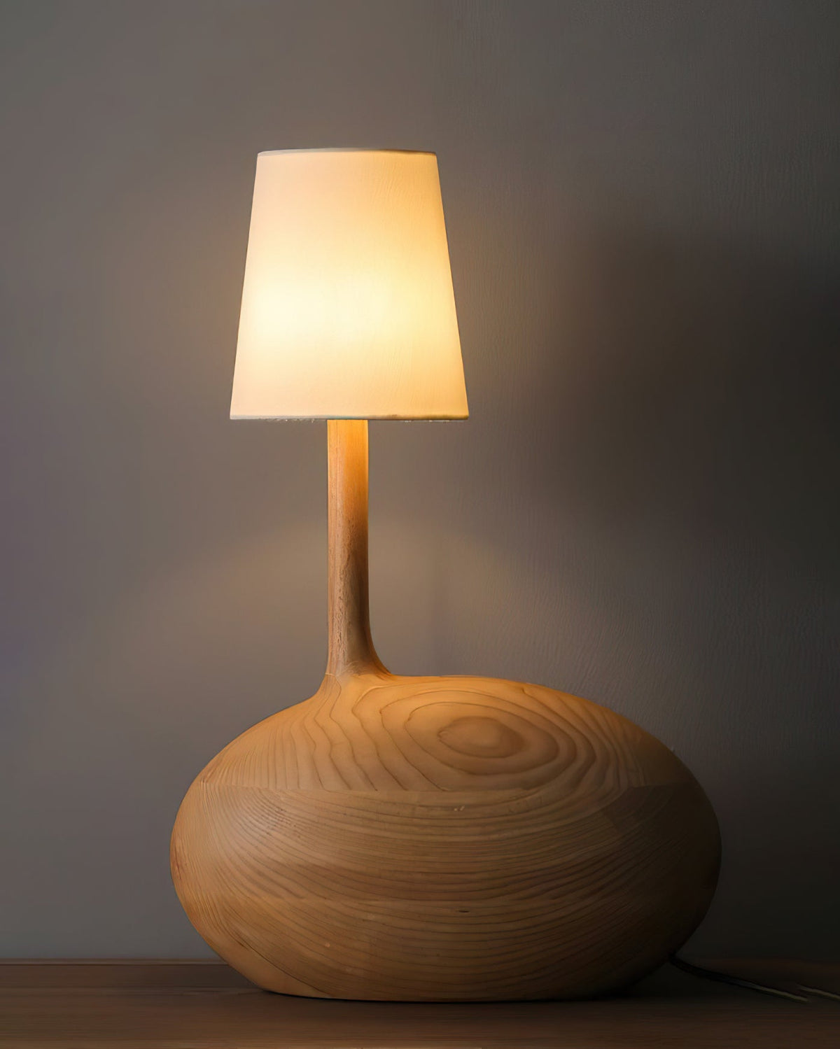 Brixten Tischleuchte aus Holz und Stoff