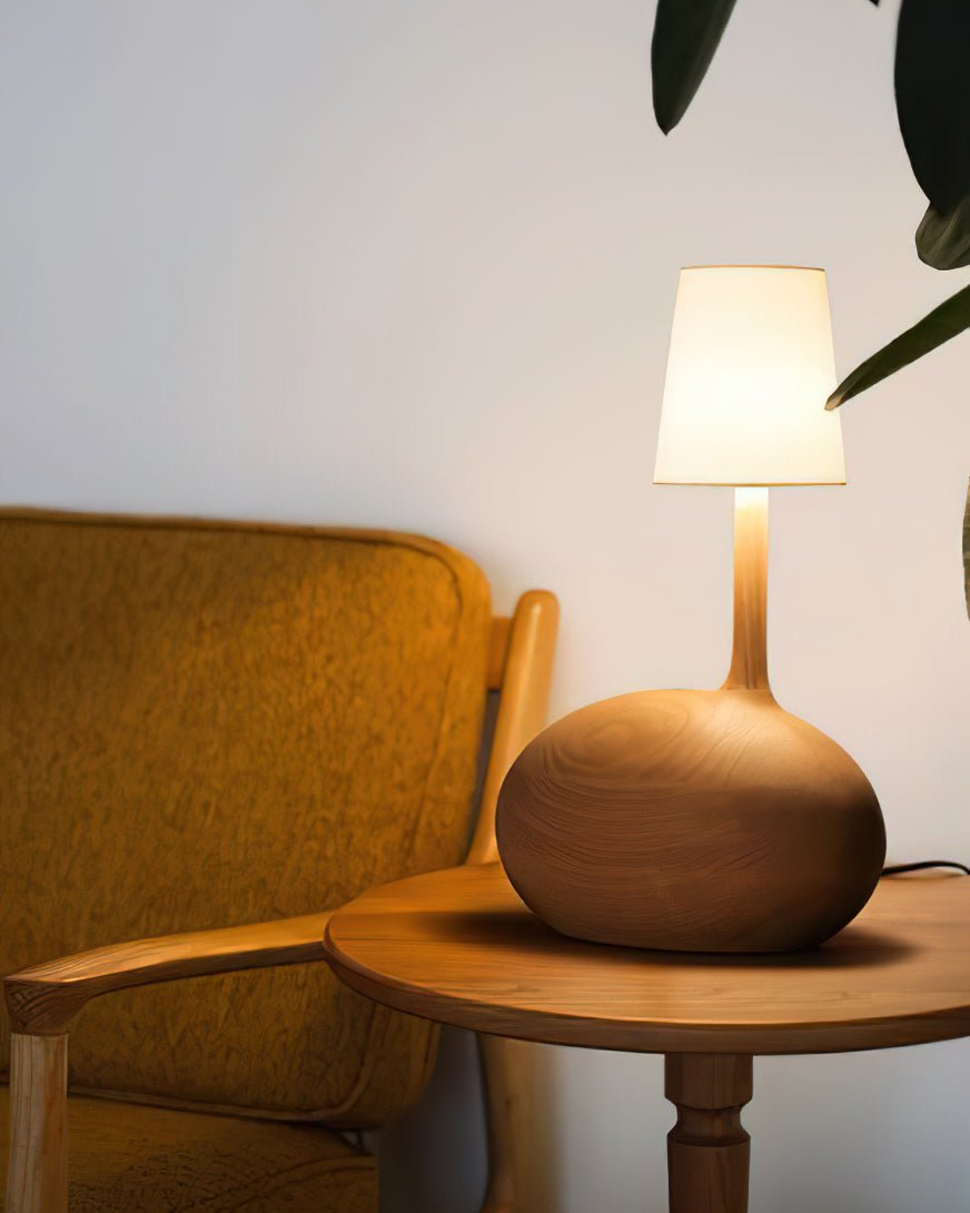 Brixten Tischleuchte aus Holz und Stoff