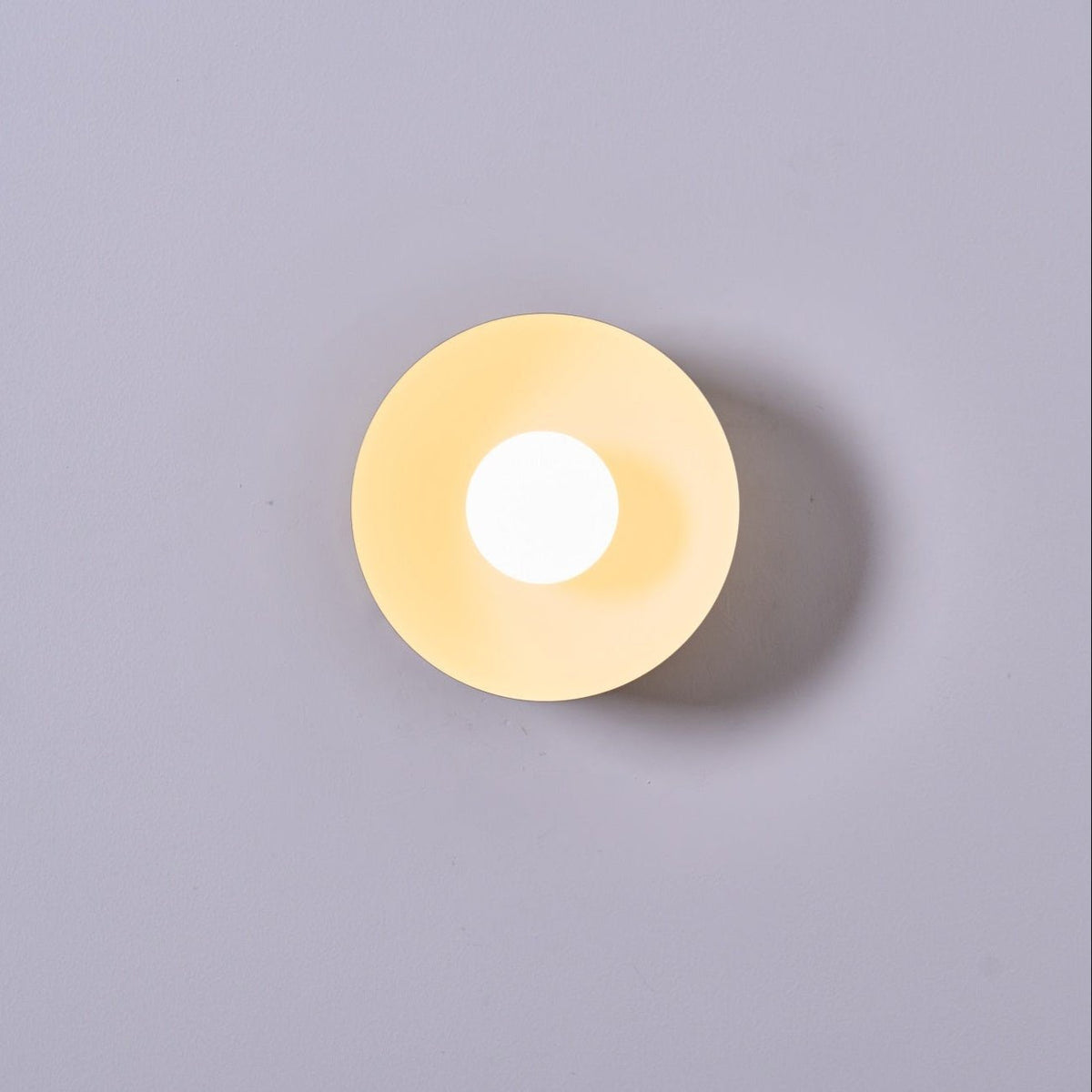 Eirearia zeitgenössische minimalistische Solar-Eclipse-Messing-Glas-Wandleuchte