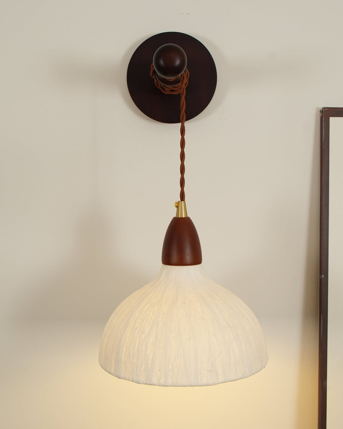 Vitheos Elegance Walnuss-Holz Wandleuchte in natürlicher Farbe