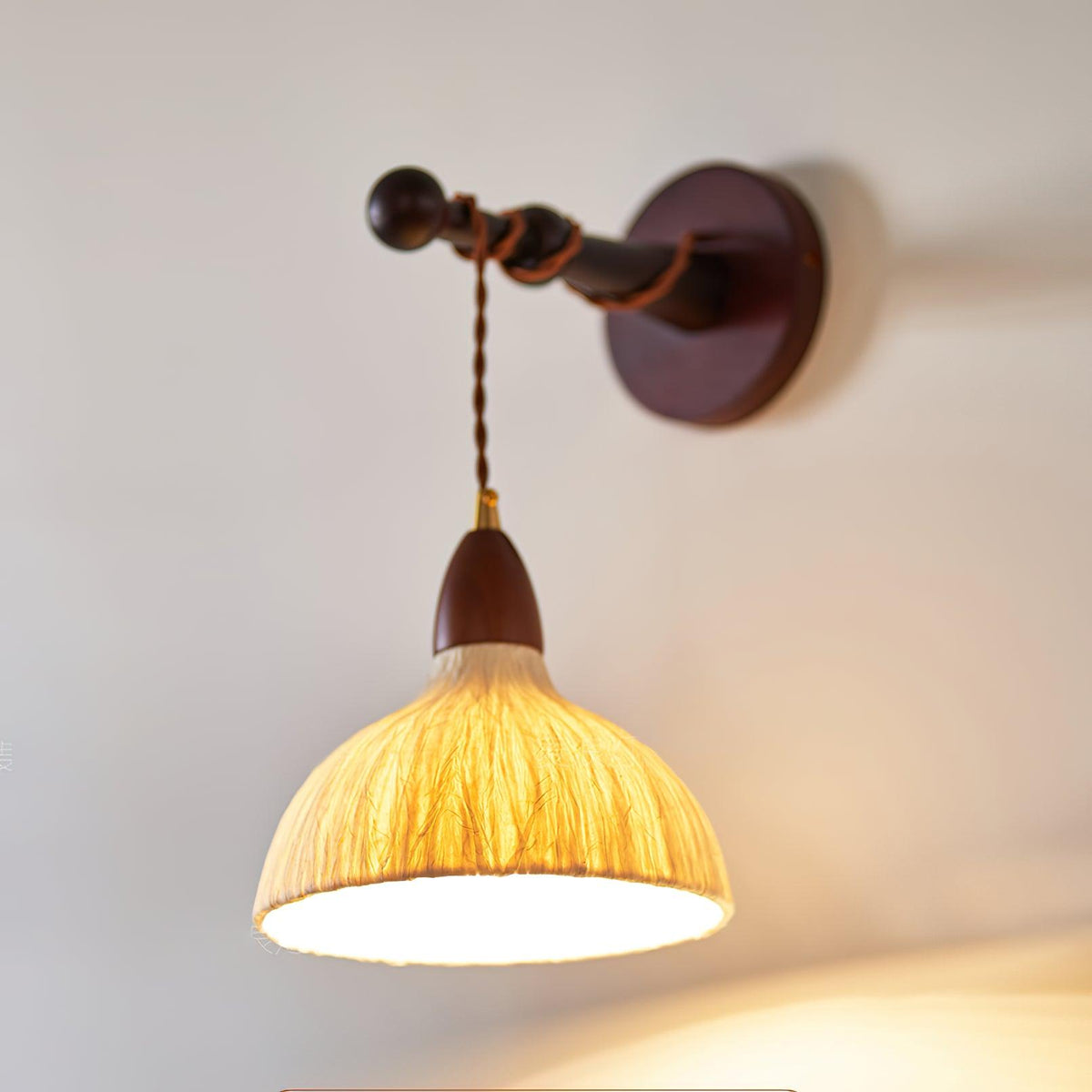 Vitheos Elegance Walnuss-Holz Wandleuchte in natürlicher Farbe