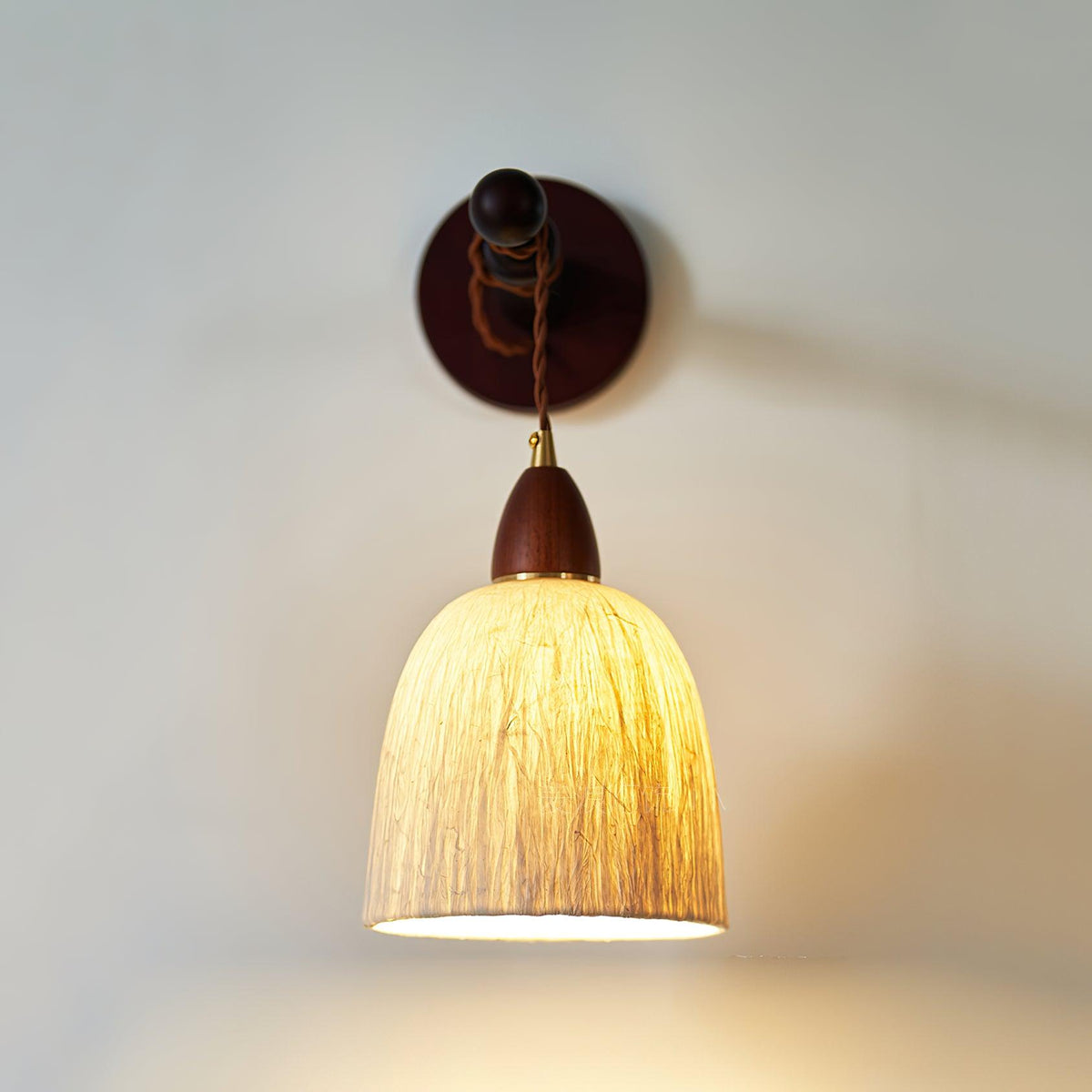 Vitheos Elegance Walnuss-Holz Wandleuchte in natürlicher Farbe