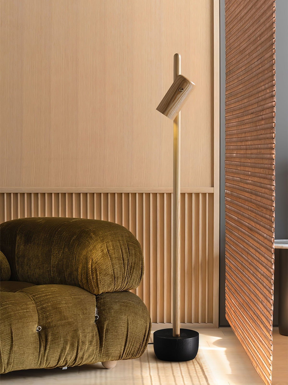 Rinisina Stehleuchte mit verstellbarem Spot aus Holz
