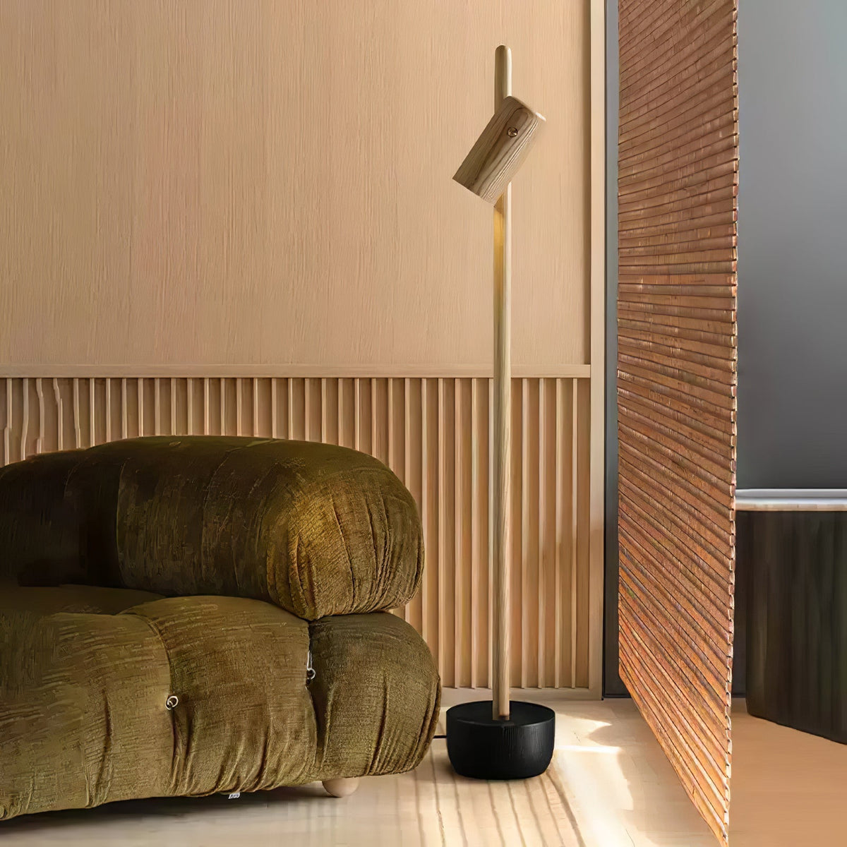 Rinisina Stehleuchte mit verstellbarem Spot aus Holz