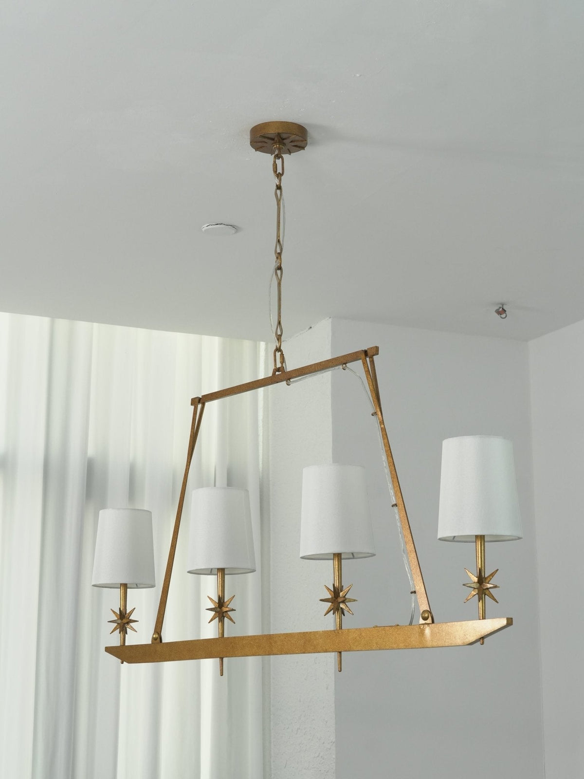 Lynve Kronleuchter Elegant Stellar Linear aus Messing