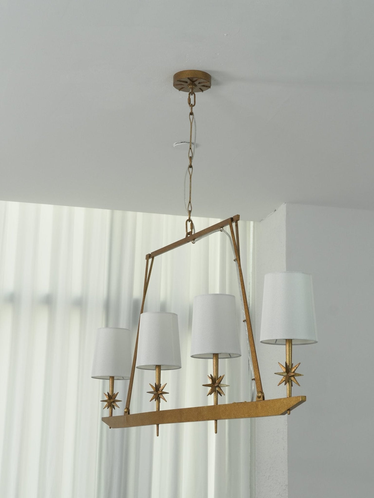 Lynve Kronleuchter Elegant Stellar Linear aus Messing
