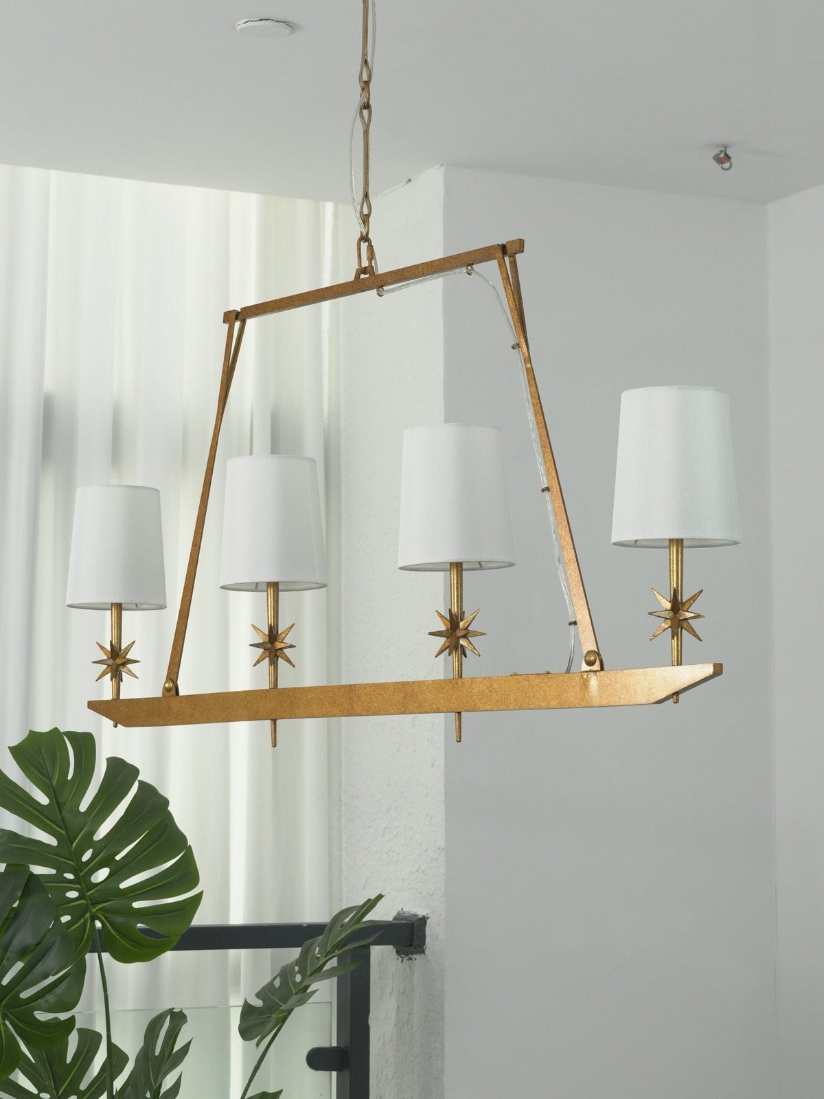 Lynve Kronleuchter Elegant Stellar Linear aus Messing