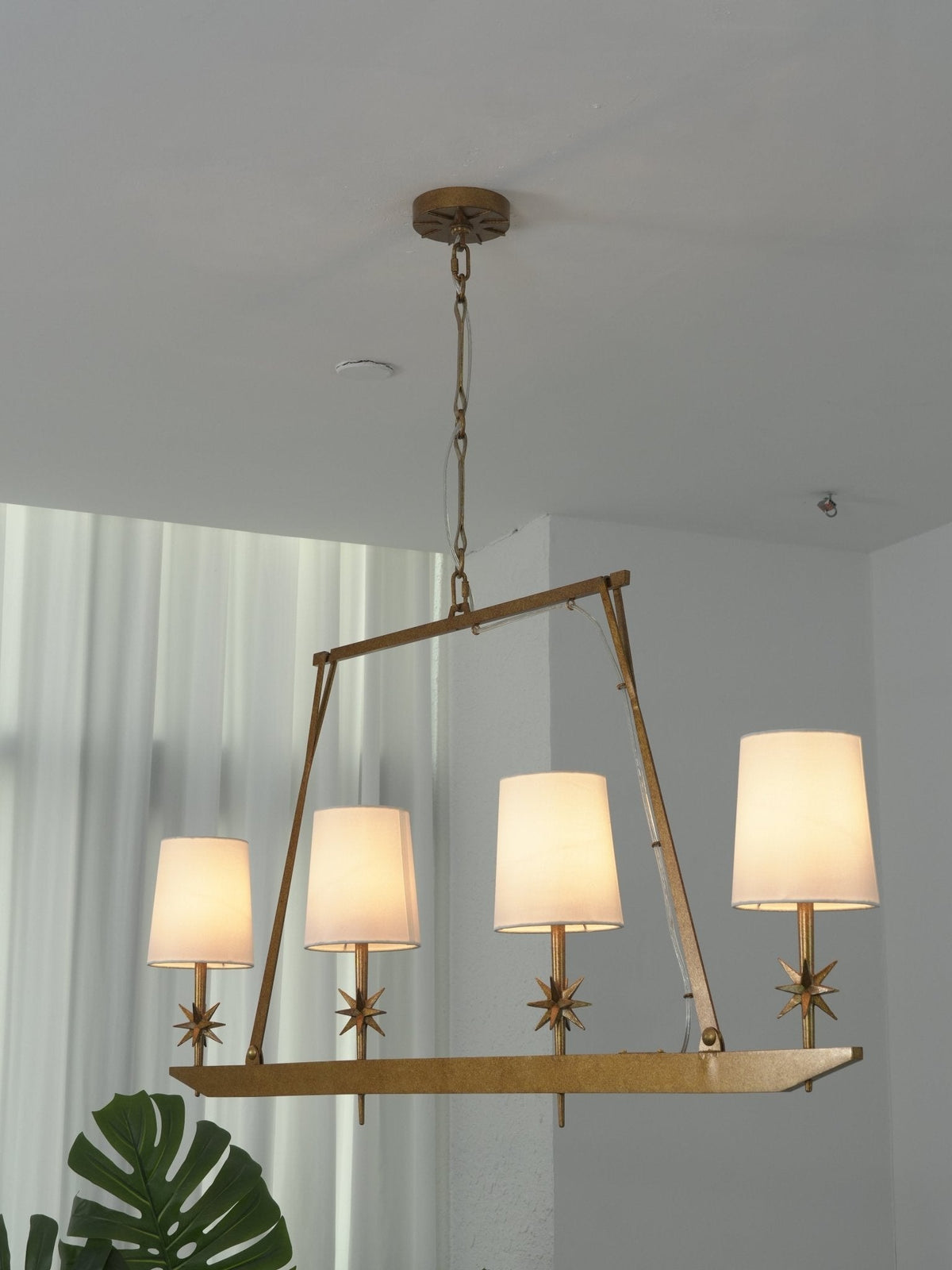 Lynve Kronleuchter Elegant Stellar Linear aus Messing
